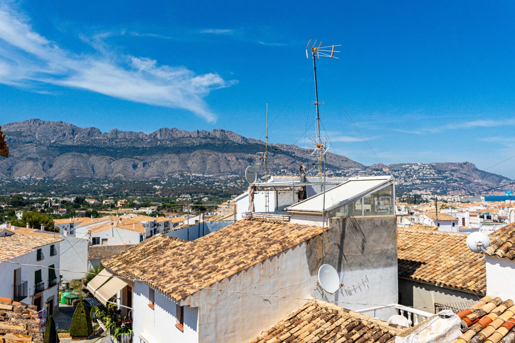 Casă adosată autentică cu terasă, vedere la mare și la munte de vânzare în Altea