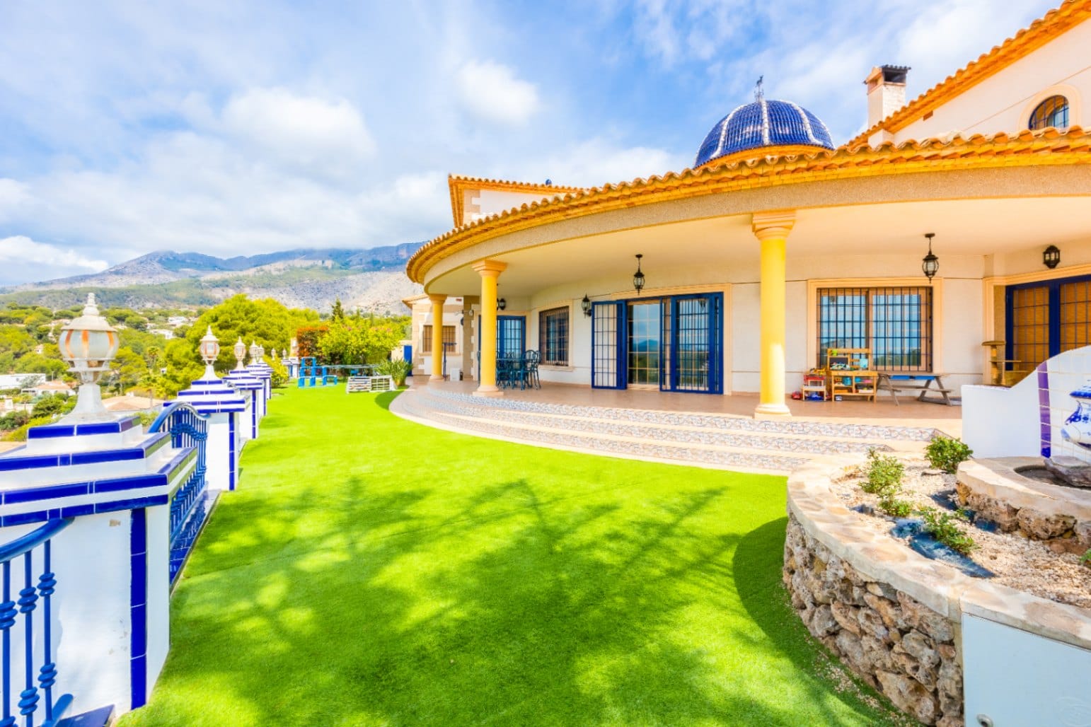Mediterranean Villa with Outdoor and Indoor Pools for Sale in Aguas Primaverales de Alhama