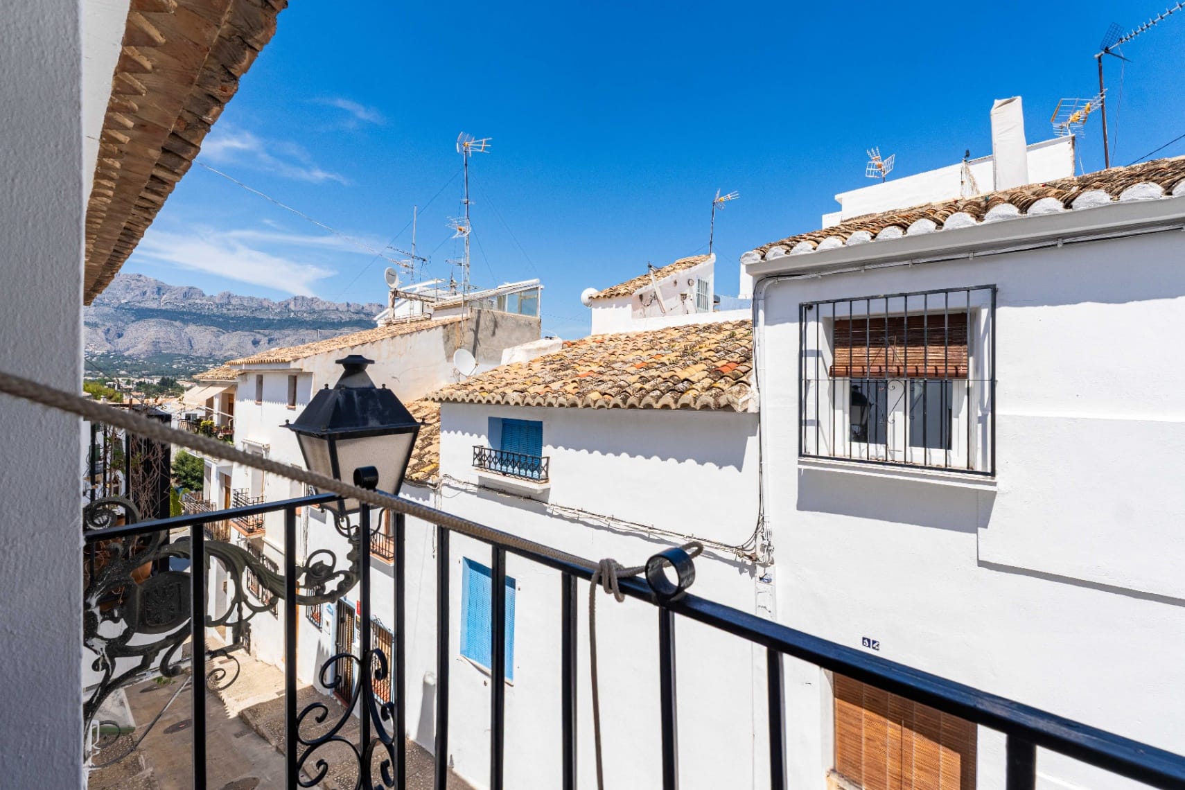 Casă adosată autentică cu terasă, vedere la mare și la munte de vânzare în Altea