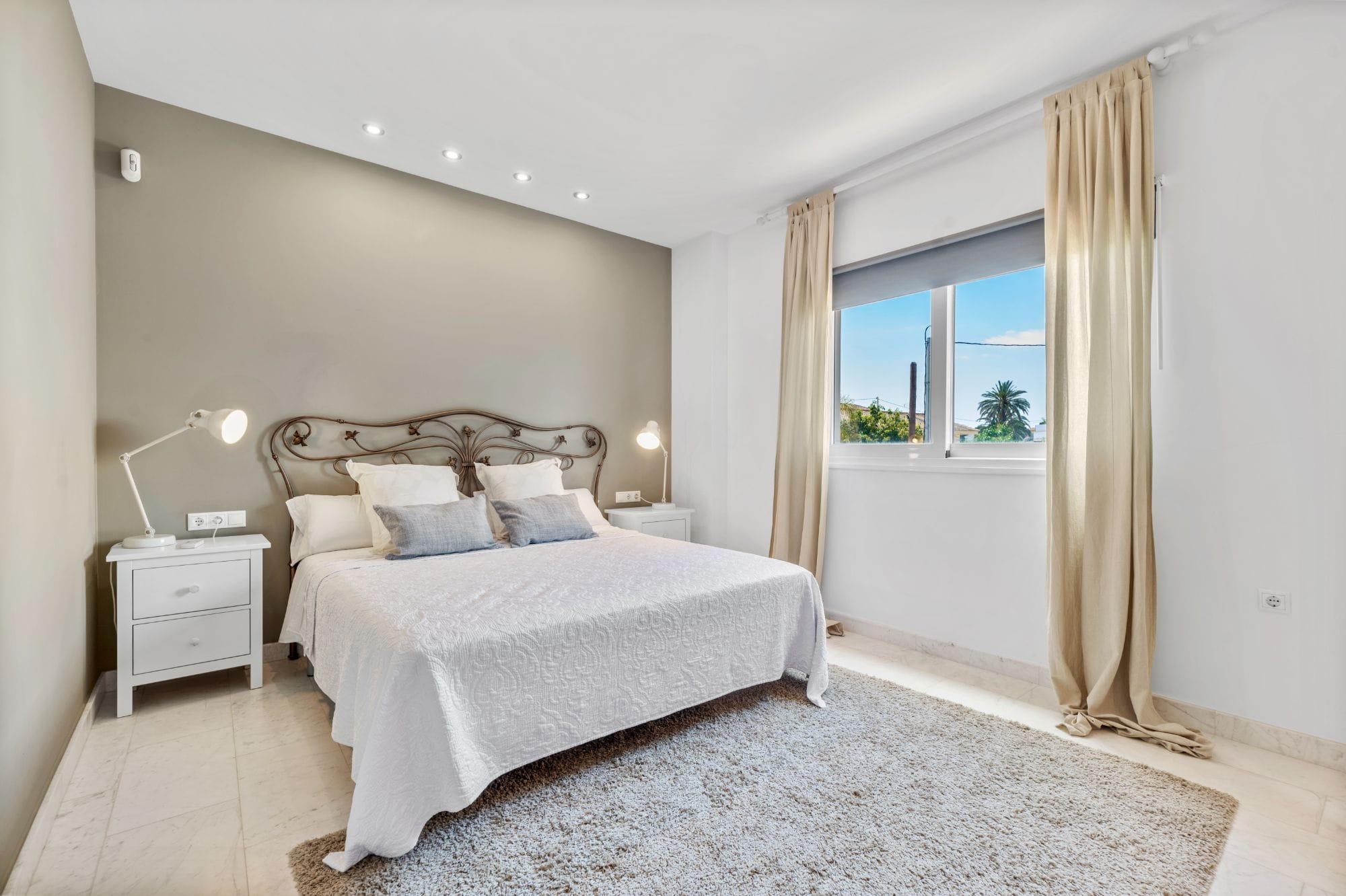 Elegant 4-bedroom villa for sale in Albir - Prime location with mountain views.