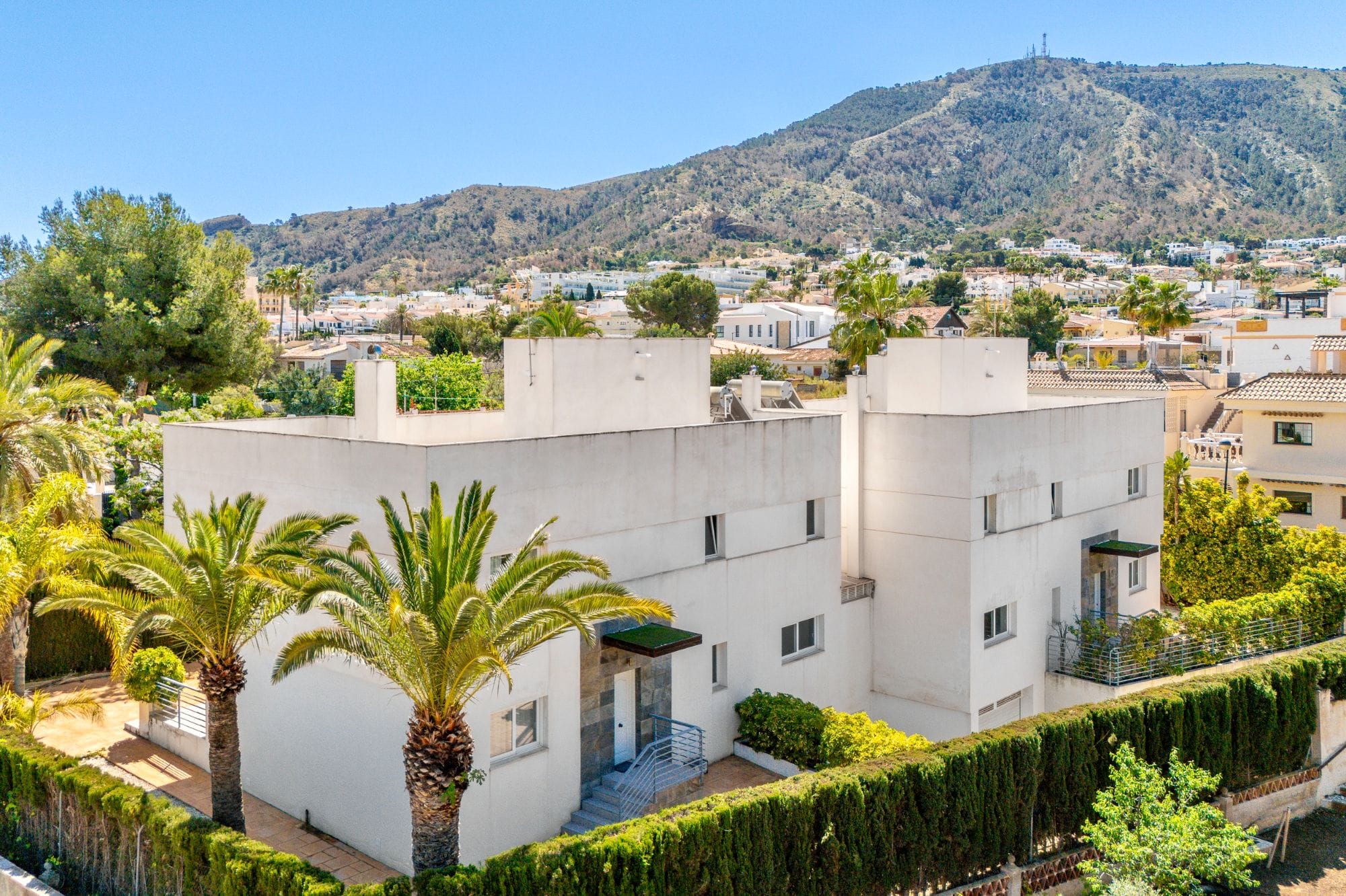Elegant 4-bedroom villa for sale in Albir - Prime location with mountain views.