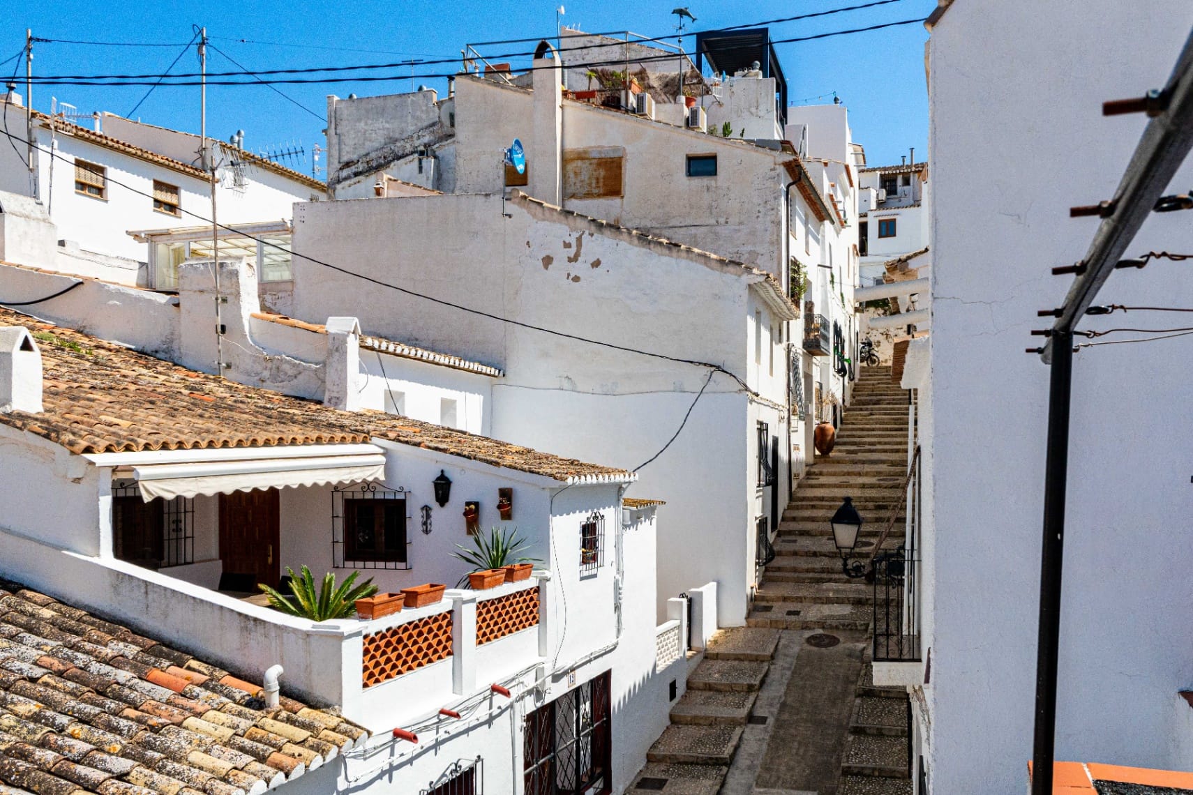 Casă adosată autentică cu terasă, vedere la mare și la munte de vânzare în Altea