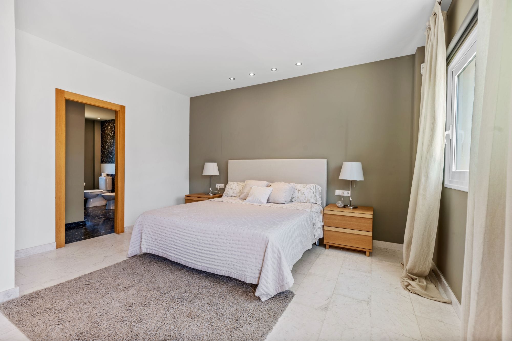 Elegant 4-bedroom villa for sale in Albir - Prime location with mountain views.