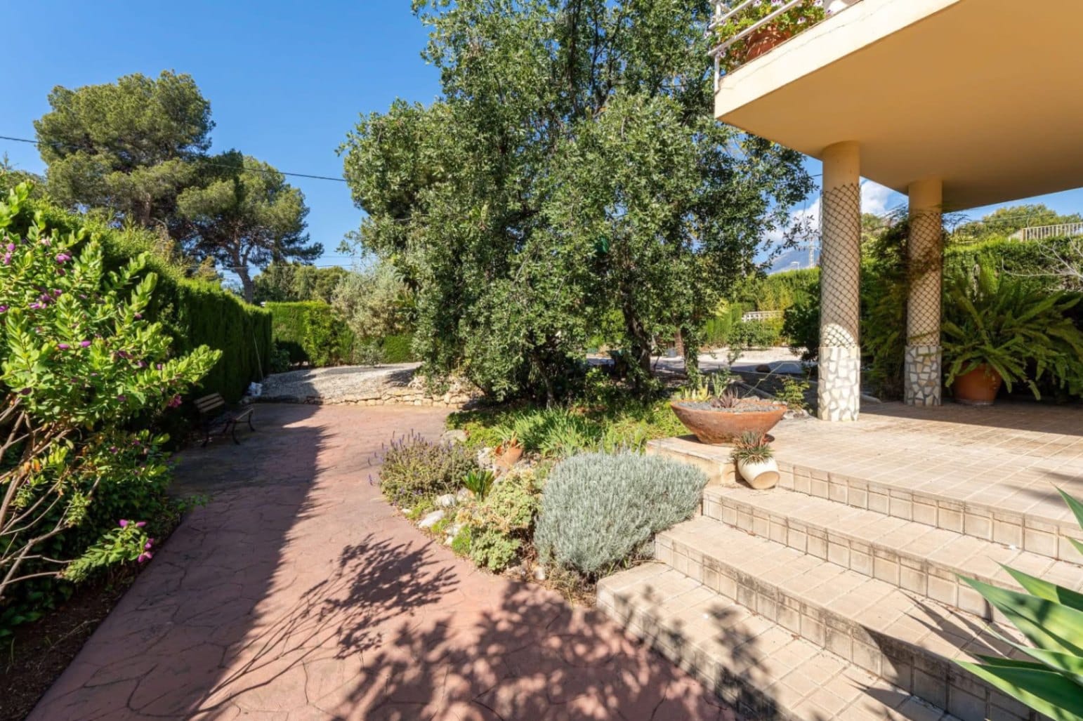 SPACIOUS RENOVATED VILLA IN LA NUCIA WITH POOL AND EXCELLENT OUTDOOR SPACES FOR SALE IN LA NUCIA