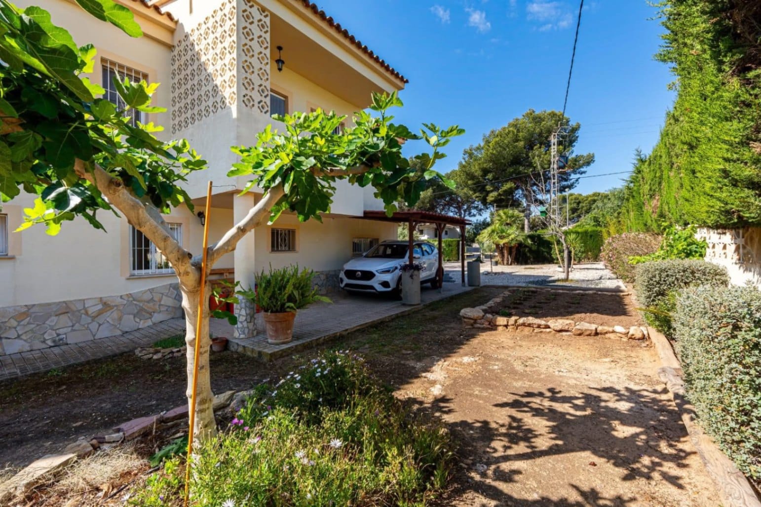 SPACIOUS RENOVATED VILLA IN LA NUCIA WITH POOL AND EXCELLENT OUTDOOR SPACES FOR SALE IN LA NUCIA