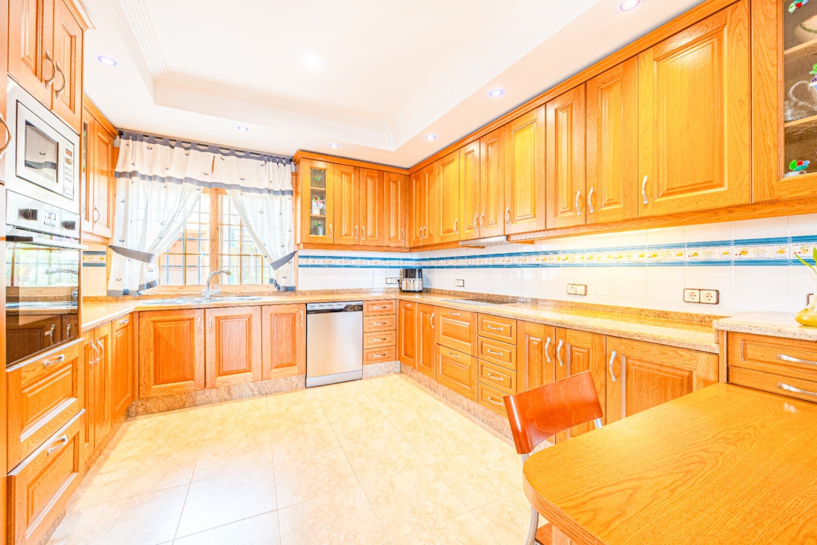 Mediterranean Villa with Outdoor and Indoor Pools for Sale in Aguas Primaverales de Alhama