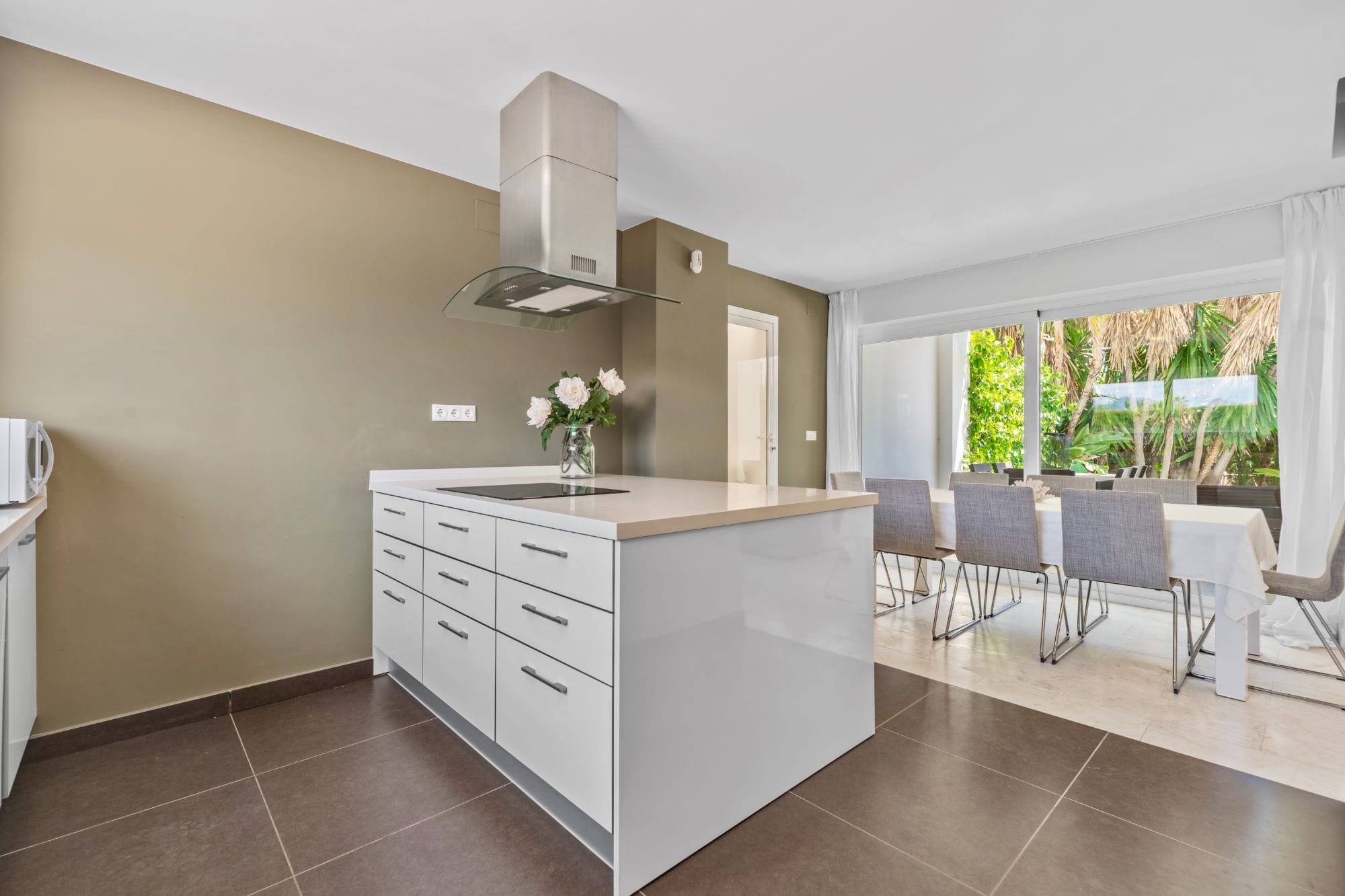 Elegant 4-bedroom villa for sale in Albir - Prime location with mountain views.