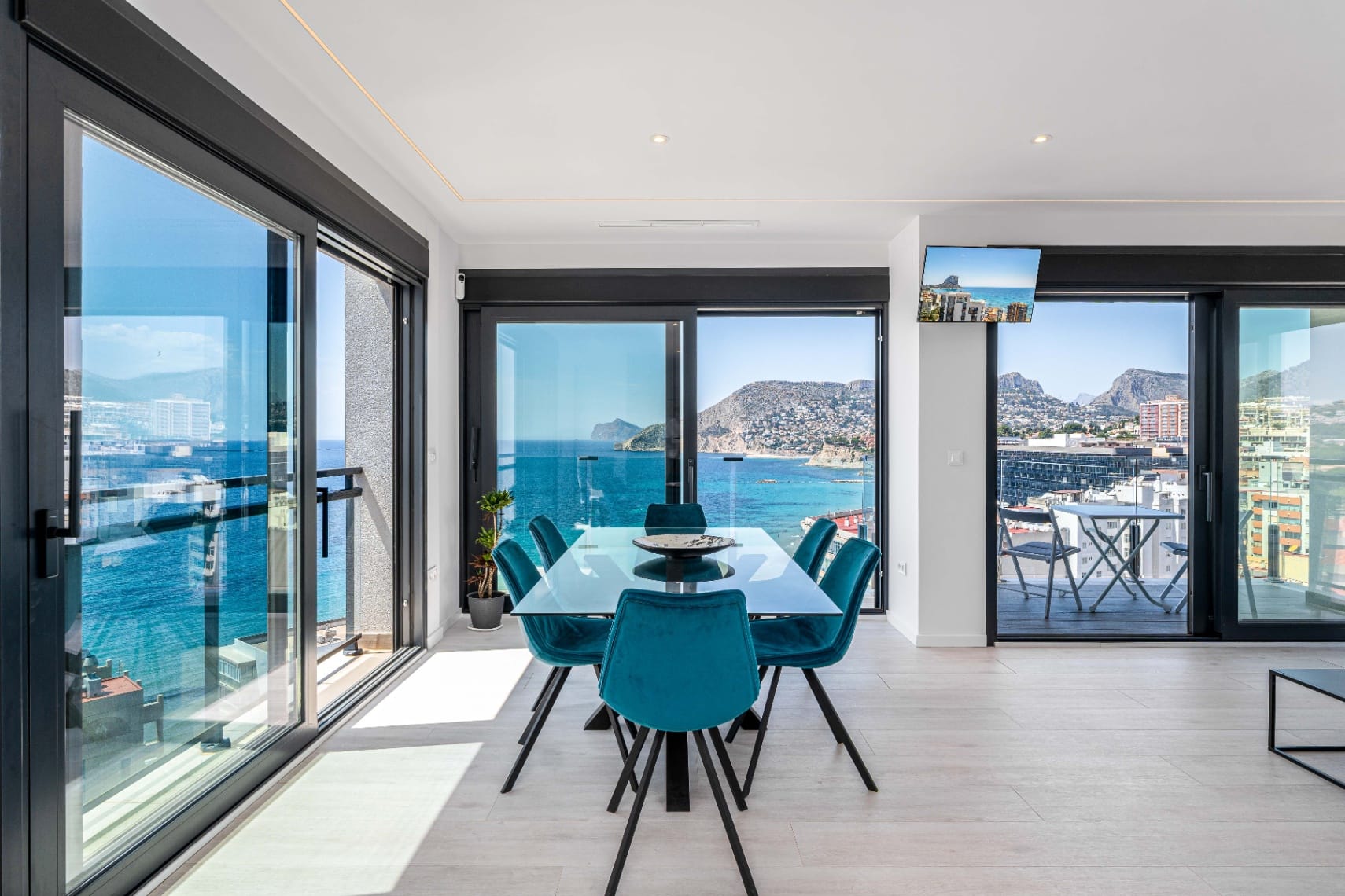 Piso Atic Excepțional cu Vederi de 360º, Piscină Privată și Jacuzzi de vânzare în Calpe