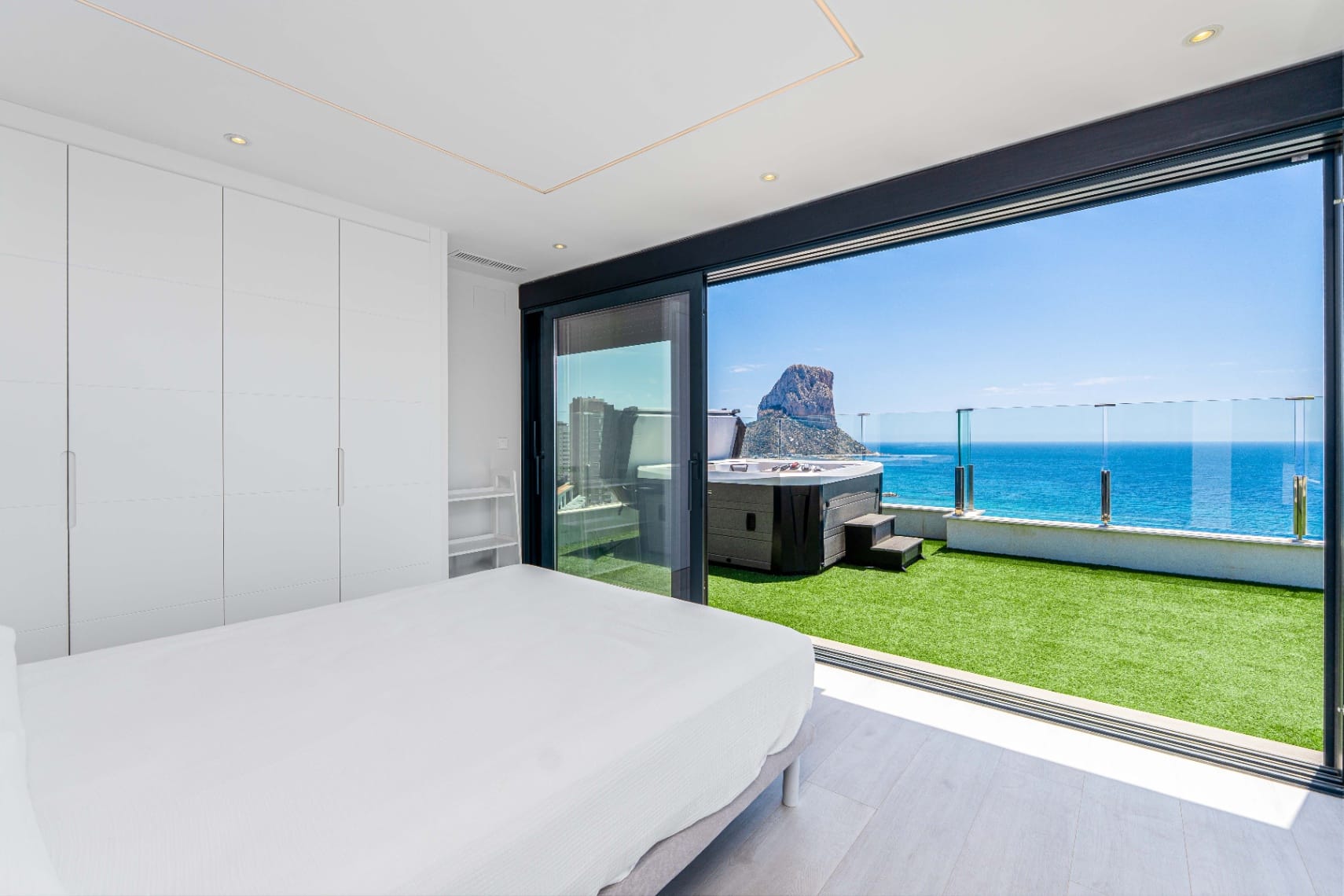 Piso Atic Excepțional cu Vederi de 360º, Piscină Privată și Jacuzzi de vânzare în Calpe