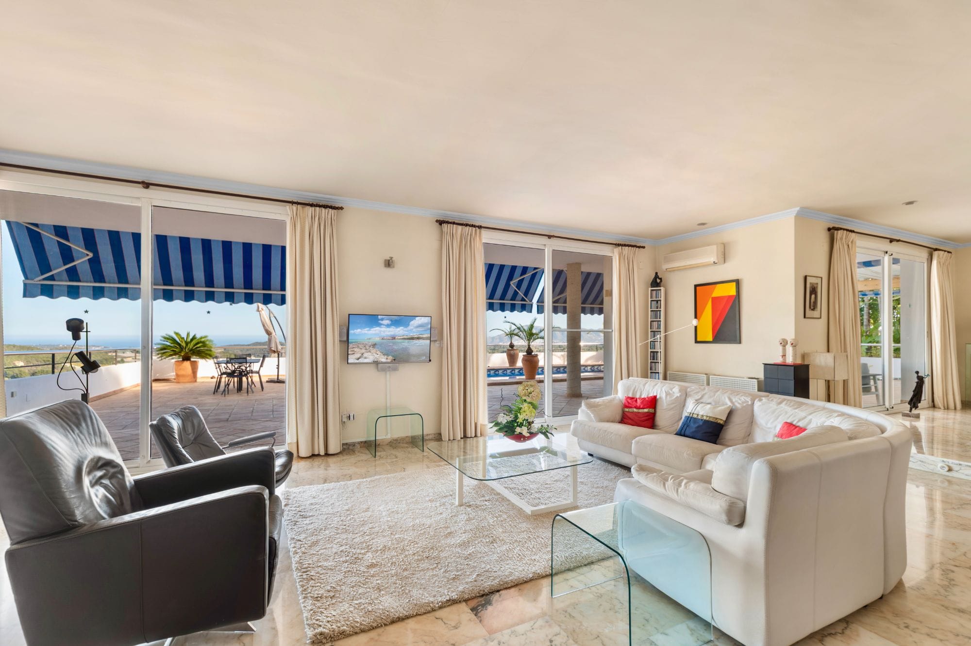 Stunning Villa Retreat Surrounded by Nature with Breathtaking Open Views for Sale in Callosa