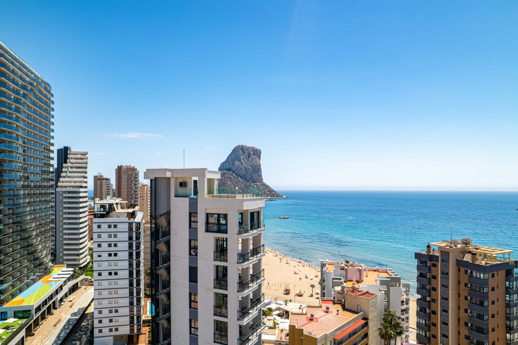 Piso Atic Excepțional cu Vederi de 360º, Piscină Privată și Jacuzzi de vânzare în Calpe