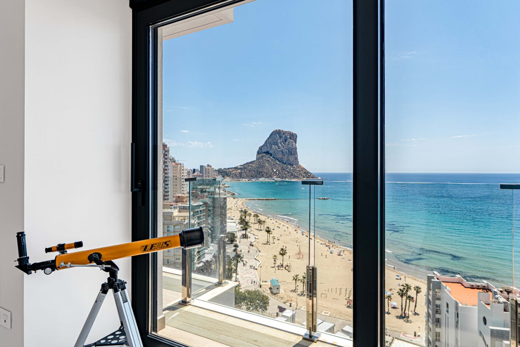 Piso Atic Excepțional cu Vederi de 360º, Piscină Privată și Jacuzzi de vânzare în Calpe