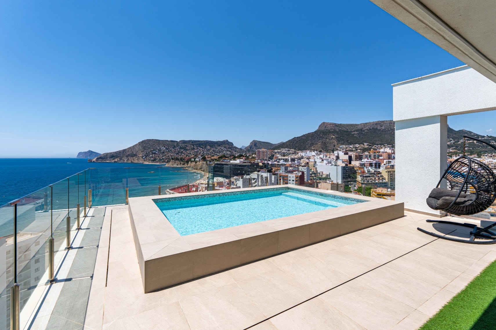 Piso Atic Excepțional cu Vederi de 360º, Piscină Privată și Jacuzzi de vânzare în Calpe