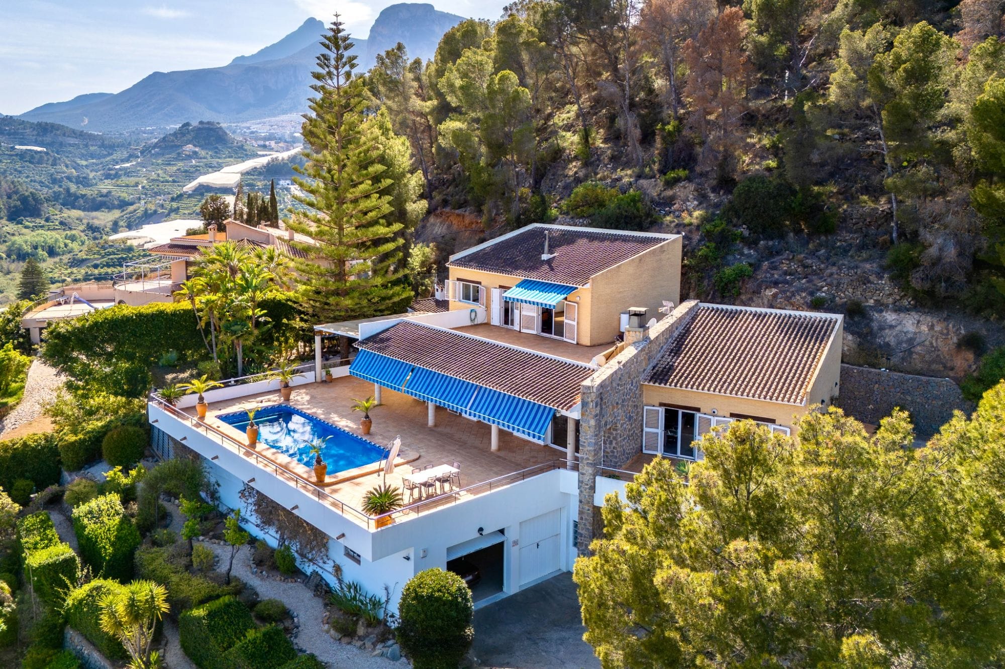Stunning Villa Retreat Surrounded by Nature with Breathtaking Open Views for Sale in Callosa