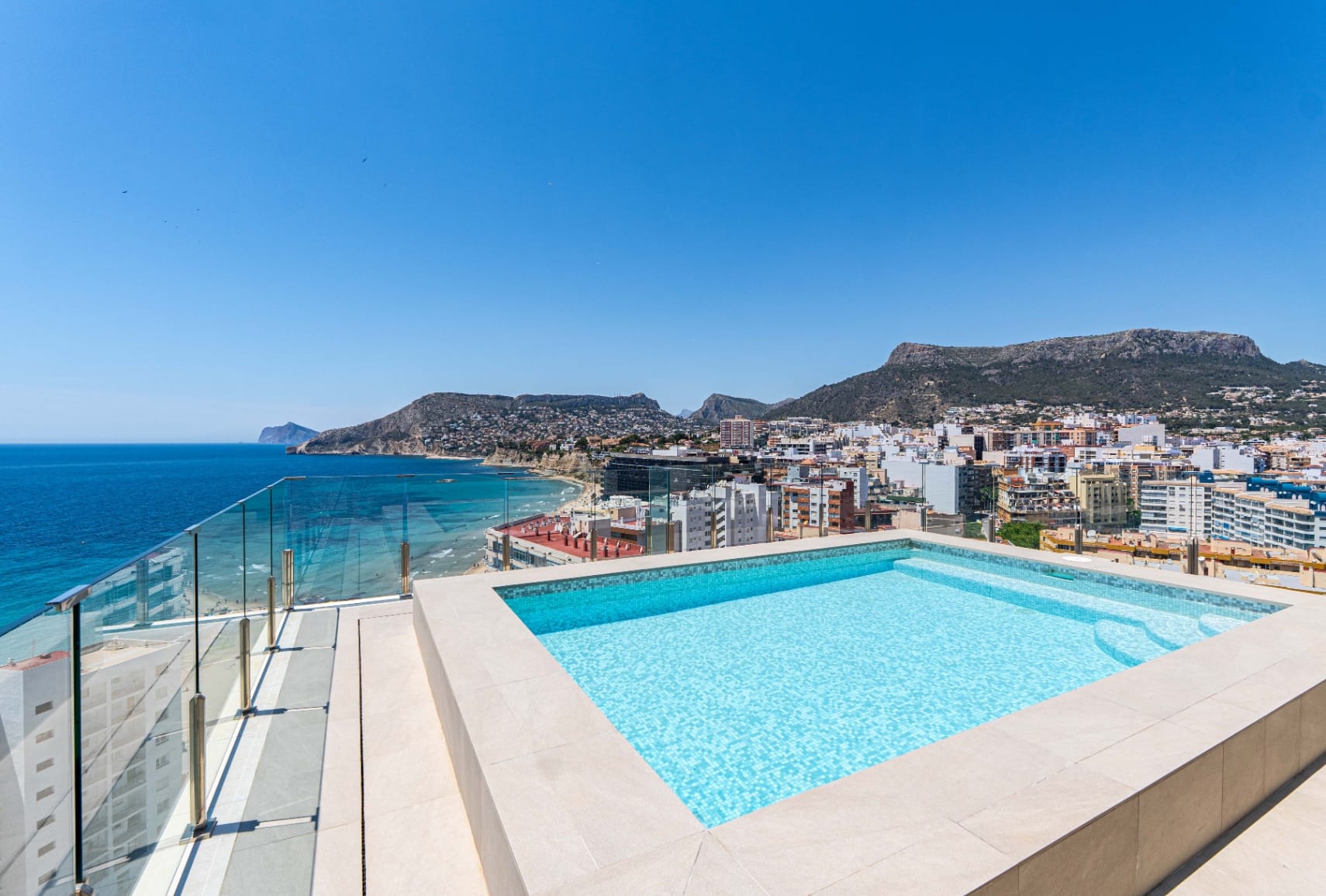 Piso Atic Excepțional cu Vederi de 360º, Piscină Privată și Jacuzzi de vânzare în Calpe