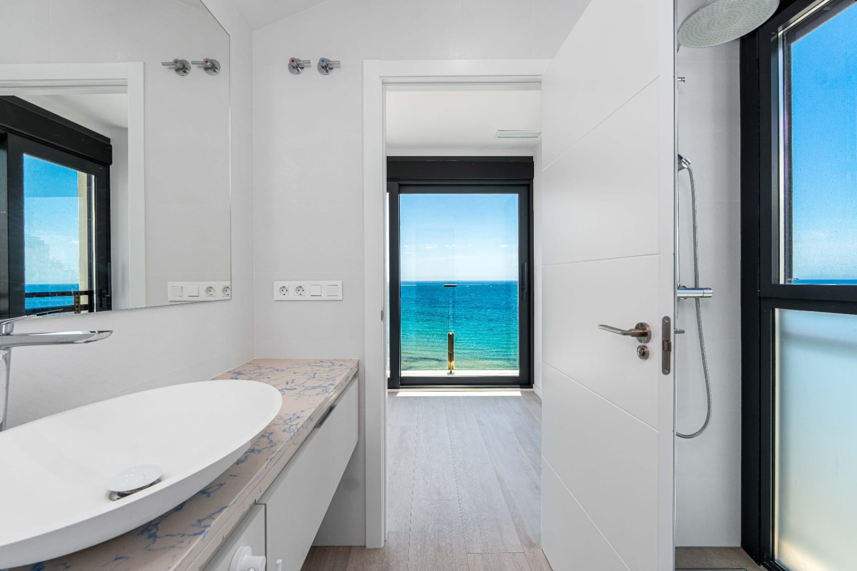 Piso Atic Excepțional cu Vederi de 360º, Piscină Privată și Jacuzzi de vânzare în Calpe