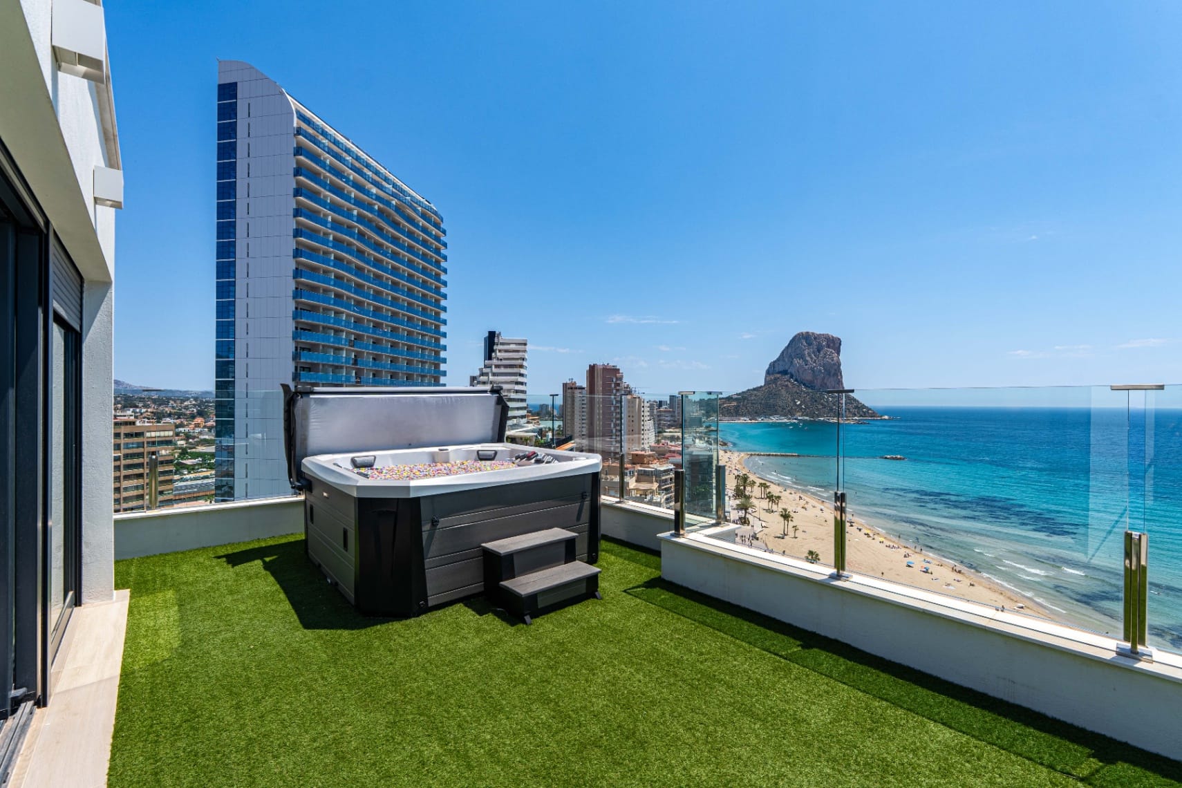 Piso Atic Excepțional cu Vederi de 360º, Piscină Privată și Jacuzzi de vânzare în Calpe