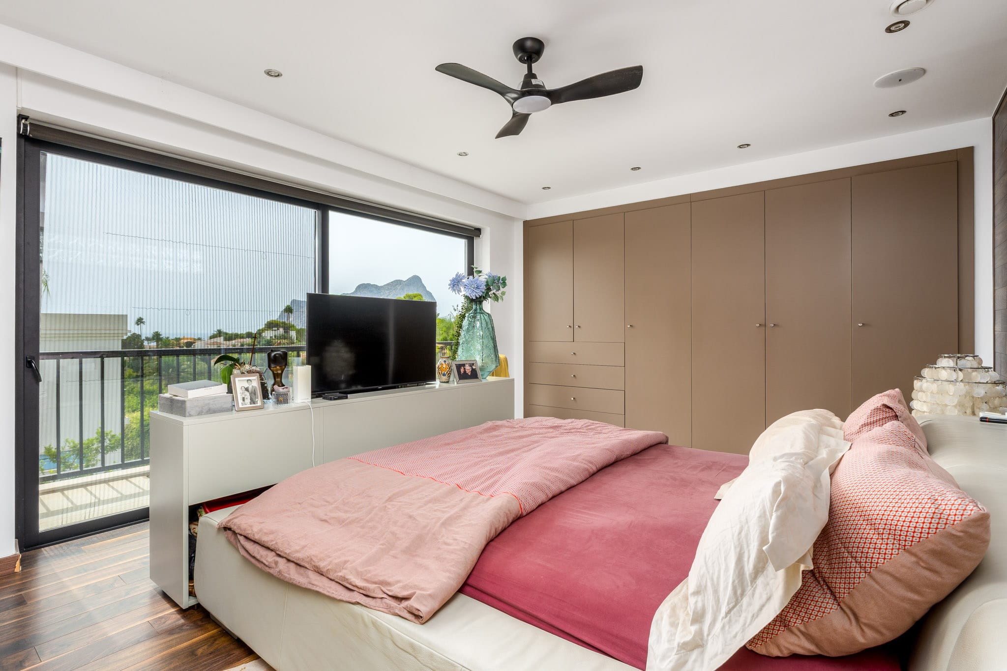 Vila elegantă cu vedere la mare și design excepțional de vânzare în Calpe