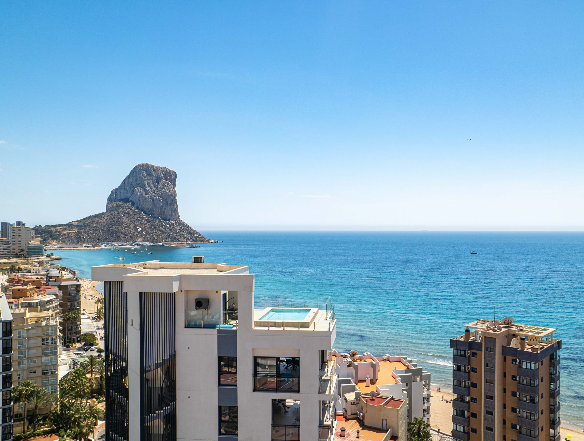 Piso Atic Excepțional cu Vederi de 360º, Piscină Privată și Jacuzzi de vânzare în Calpe