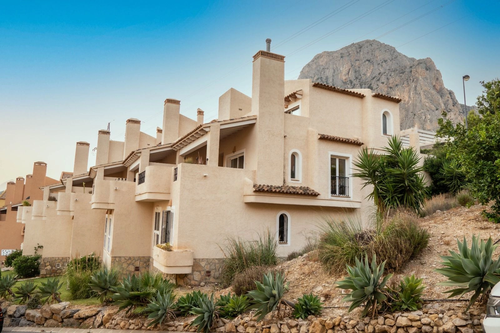 Vila elegantă de coastă cu vedere la mare și la munte de vânzare în Altea