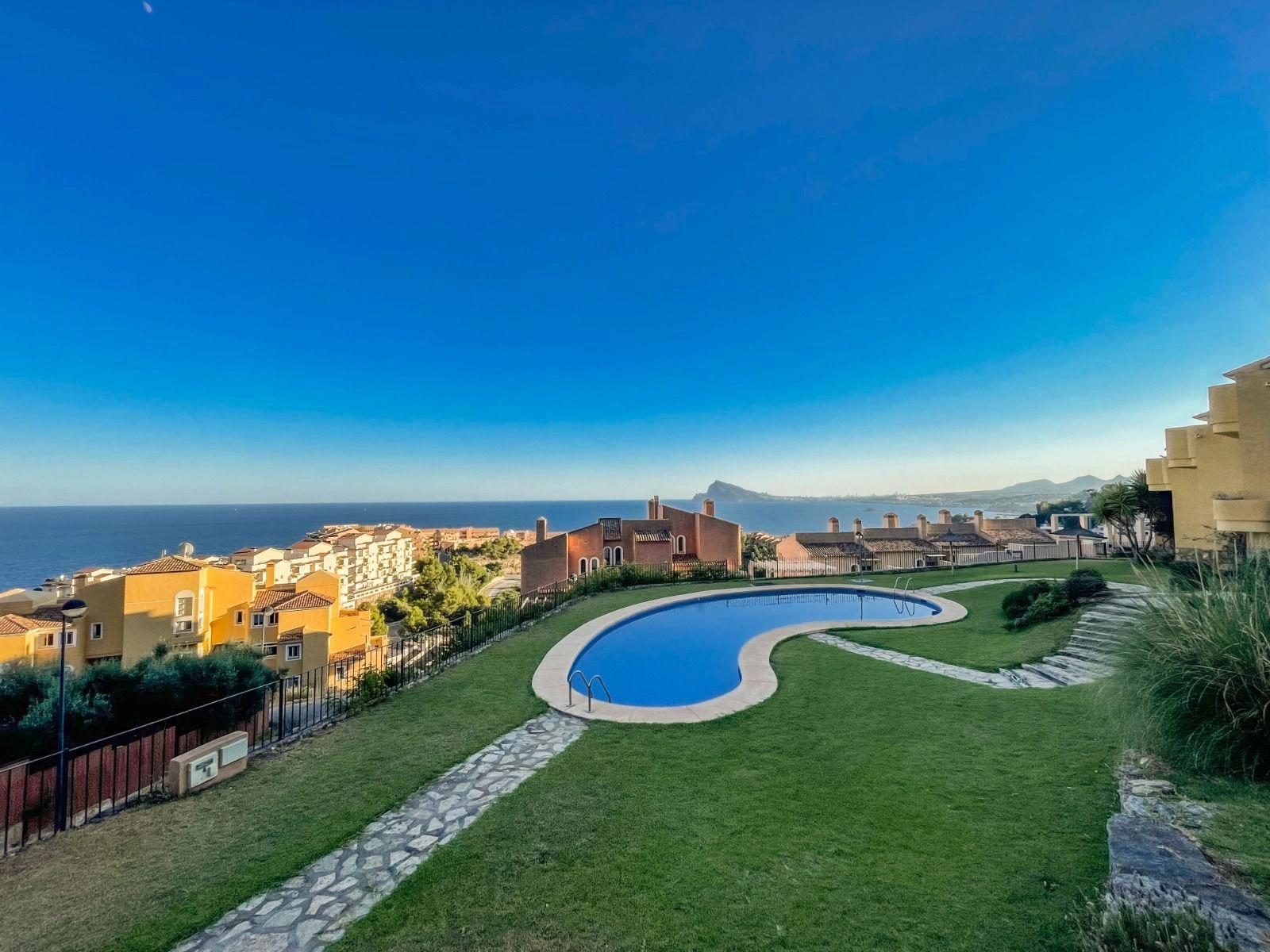 Vila elegantă de coastă cu vedere la mare și la munte de vânzare în Altea