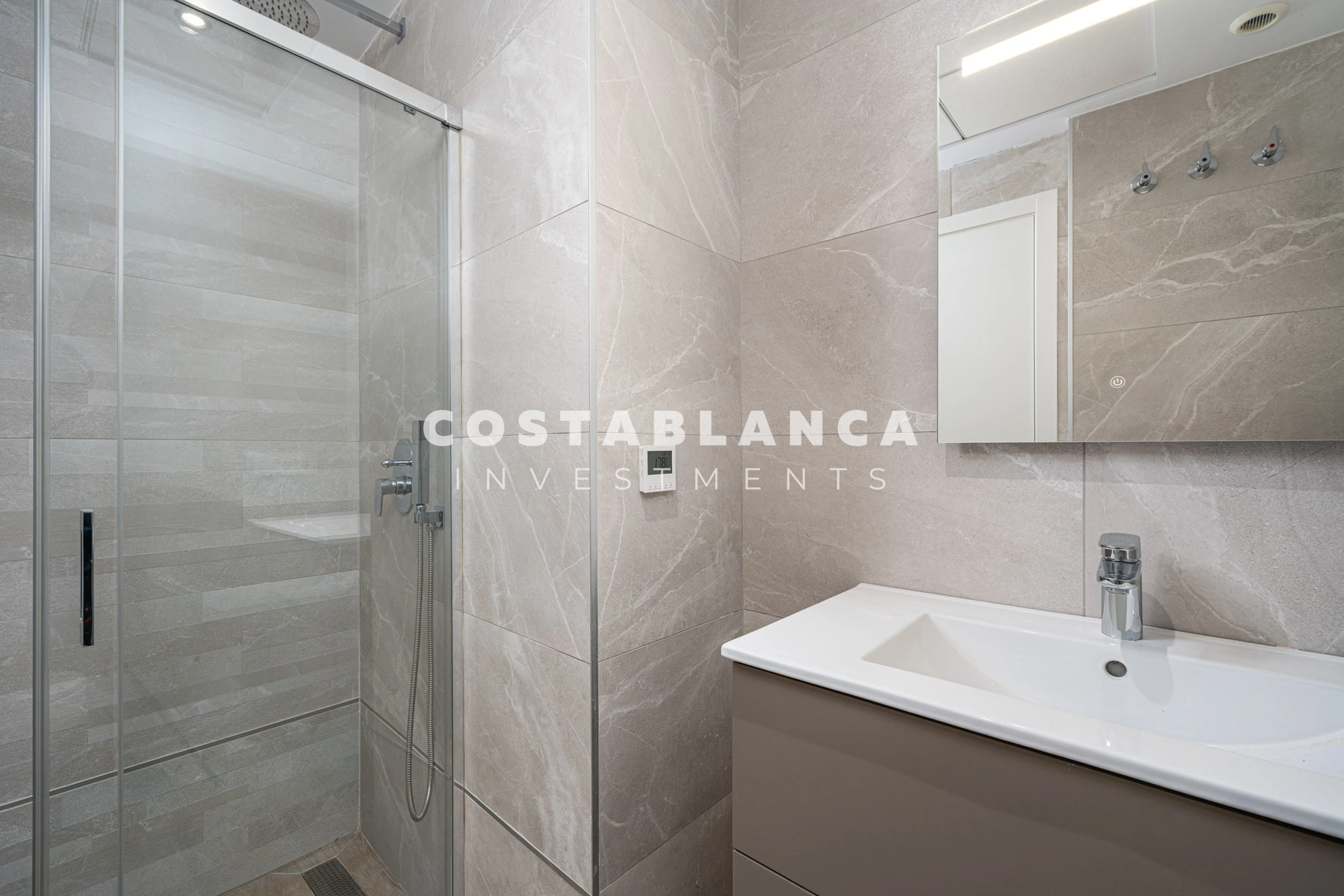 Apartamento de lujo contemporáneo con terraza y vistas en venta en Finestrat