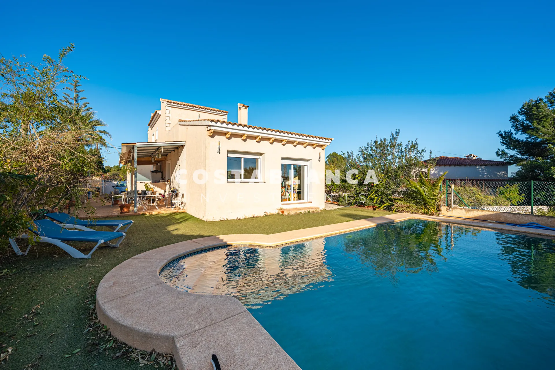 Vila independentă bine situată cu piscină de vânzare în La Nucia.