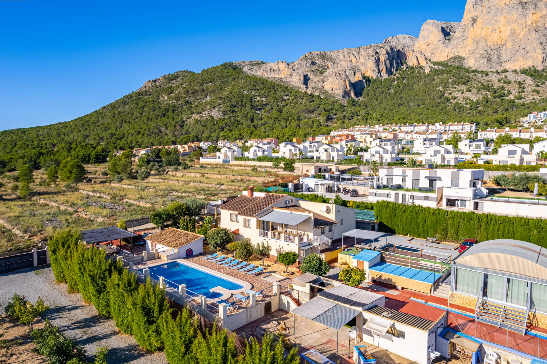 Vila spațioasă cu zone sportive și apartament pentru oaspeți de vânzare în Polop.