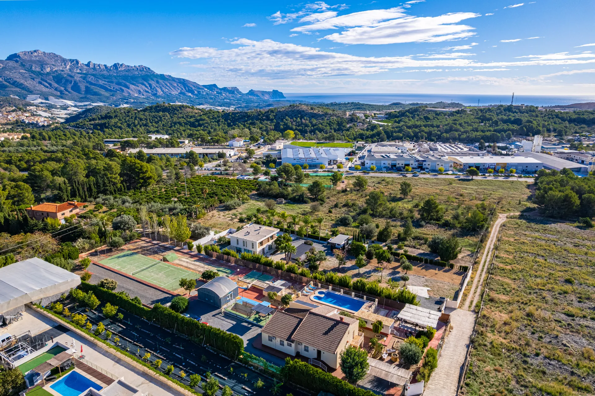 Vila spațioasă cu zone sportive și apartament pentru oaspeți de vânzare în Polop.