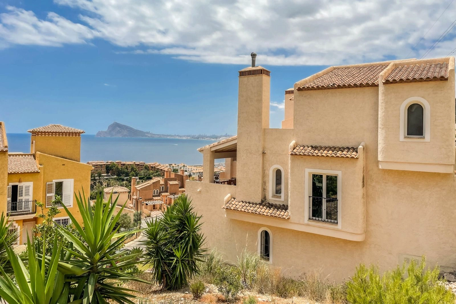Vila elegantă de coastă cu vedere la mare și la munte de vânzare în Altea