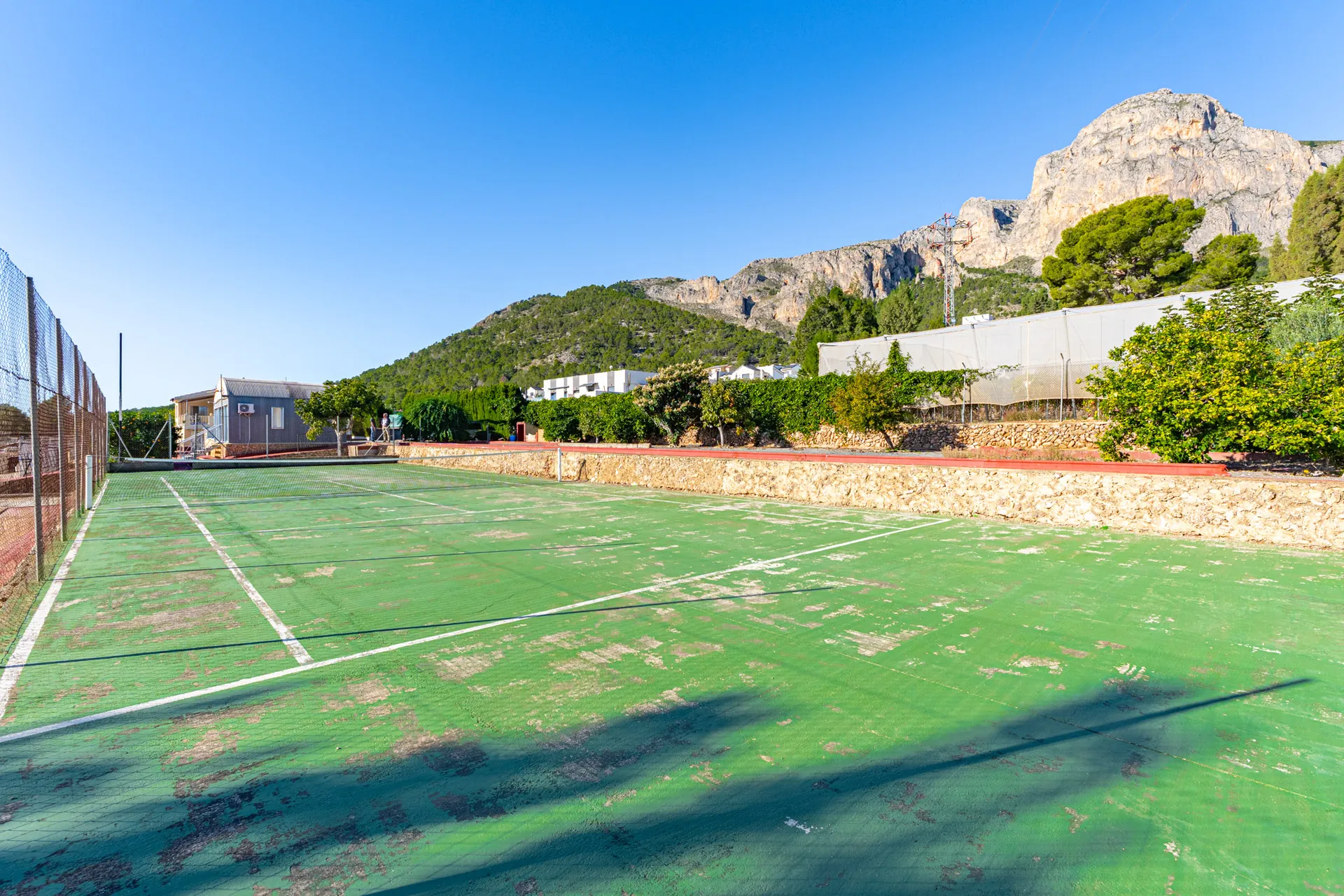 Vila spațioasă cu zone sportive și apartament pentru oaspeți de vânzare în Polop.