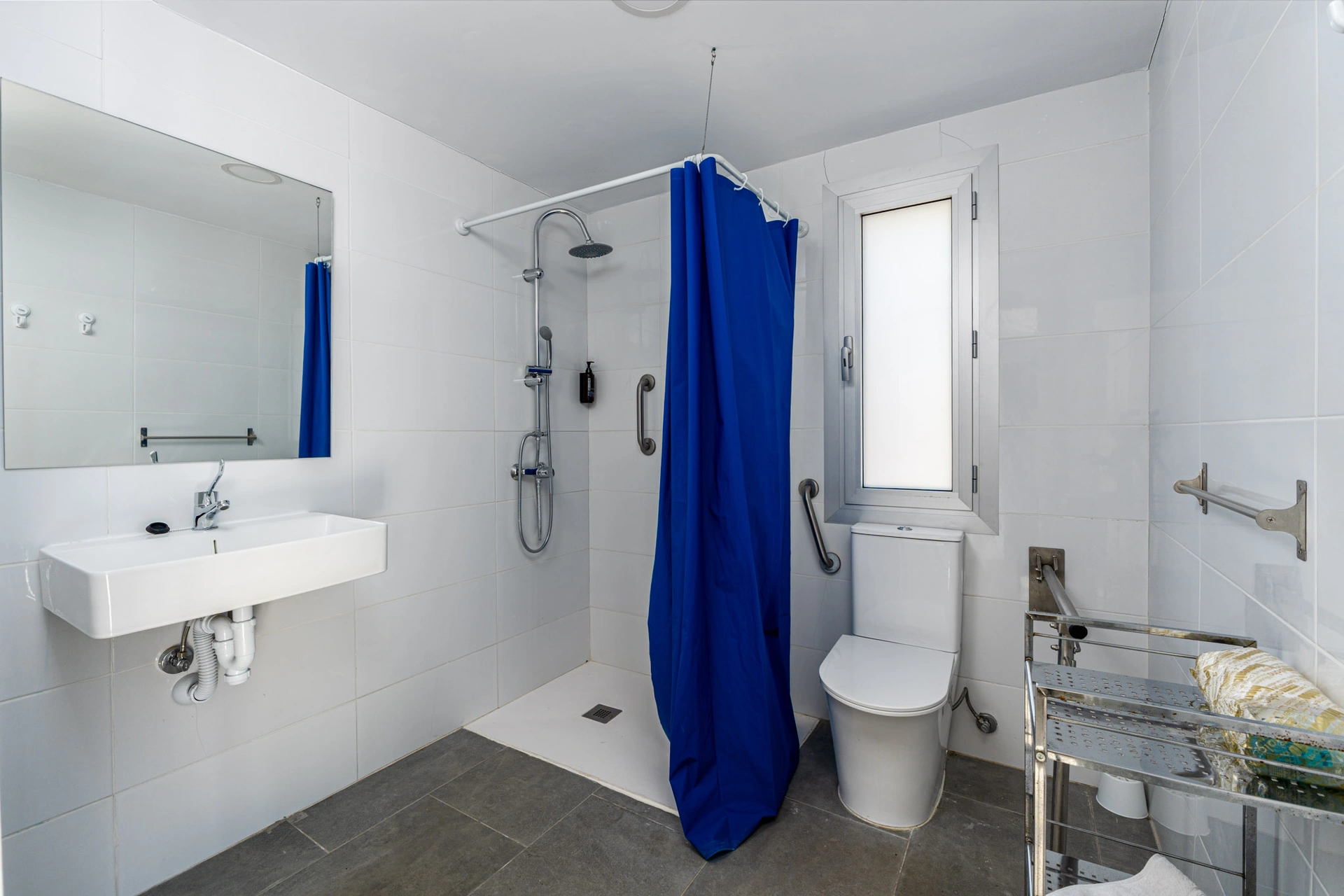 Vila spațioasă cu zone sportive și apartament pentru oaspeți de vânzare în Polop.