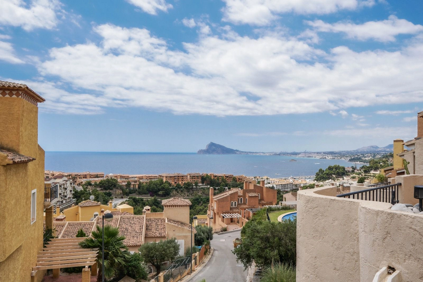 Vila elegantă de coastă cu vedere la mare și la munte de vânzare în Altea