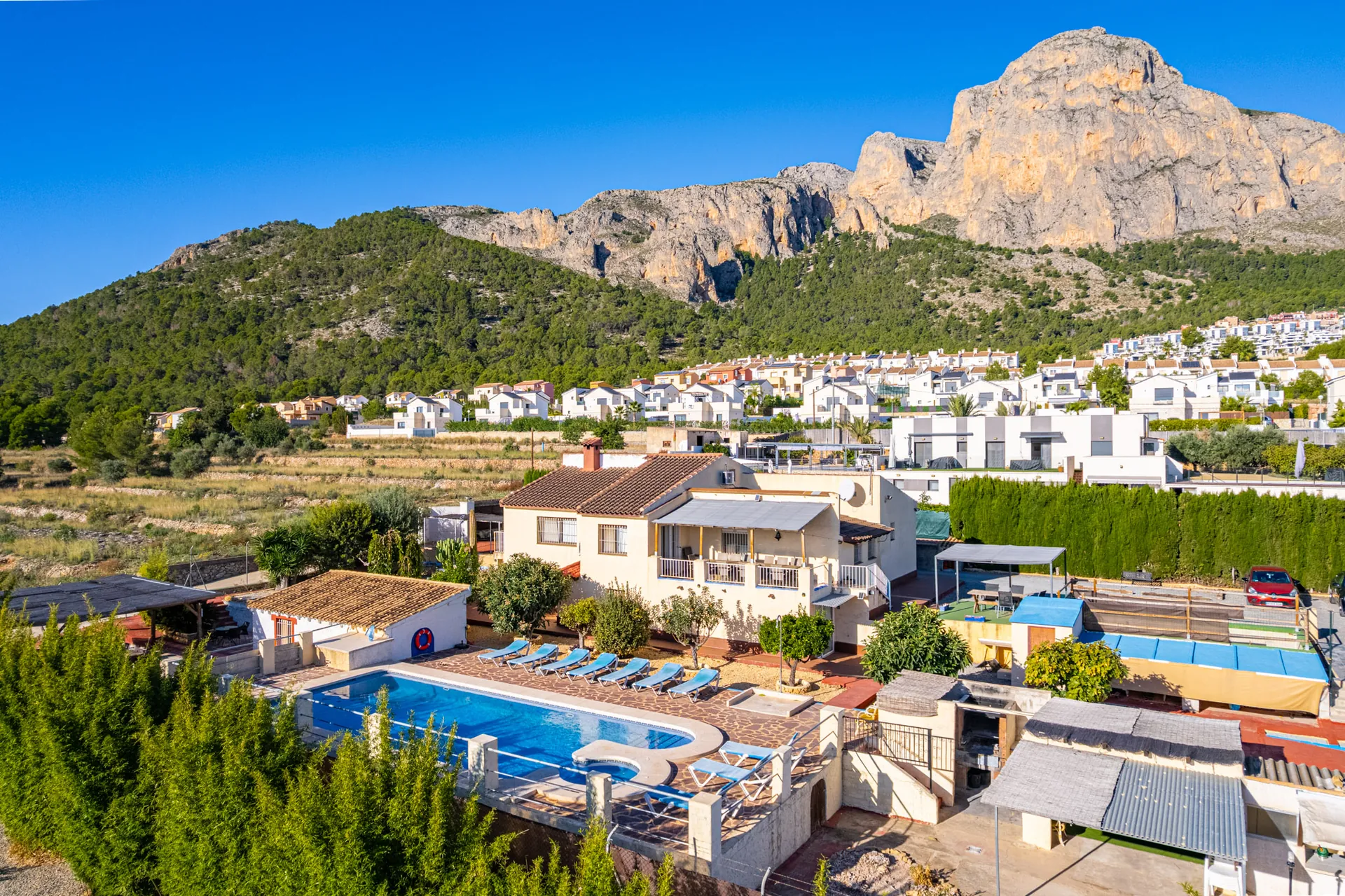 Vila spațioasă cu zone sportive și apartament pentru oaspeți de vânzare în Polop.