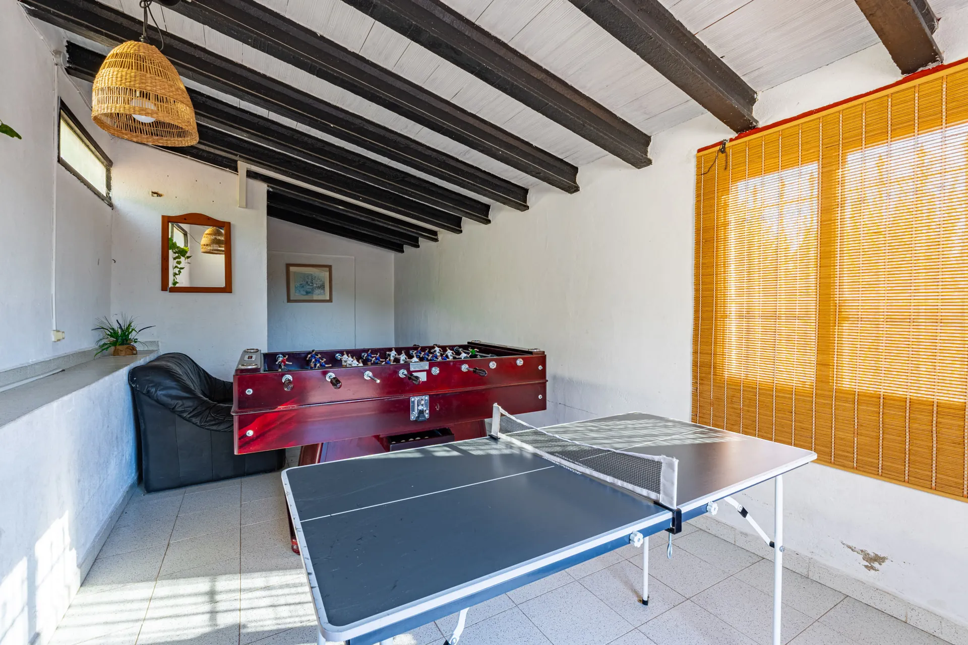 Vila spațioasă cu zone sportive și apartament pentru oaspeți de vânzare în Polop.