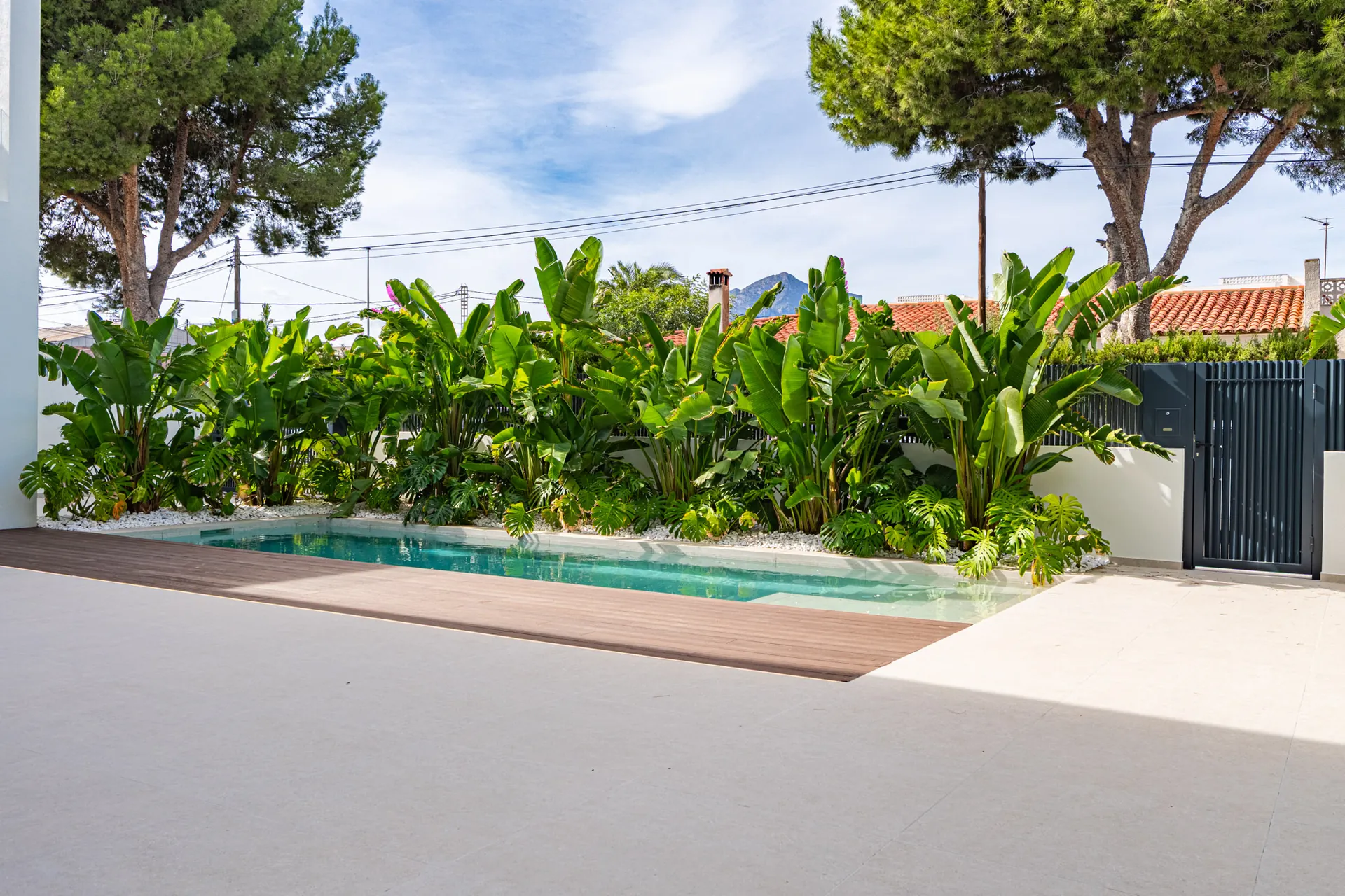 Vilă Modernă Nouă cu Piscină și Vederi la Munte în Albir