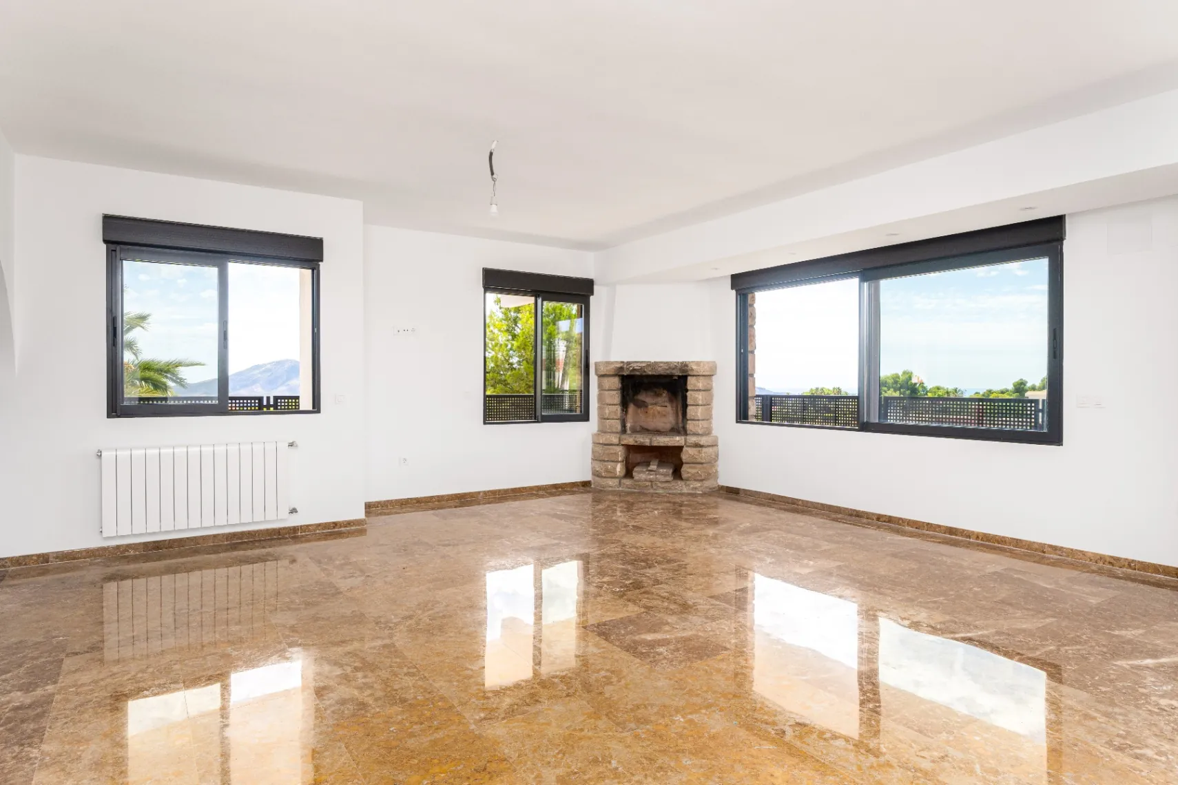Modern and spacious villa for sale in La Nucía with large land and views.