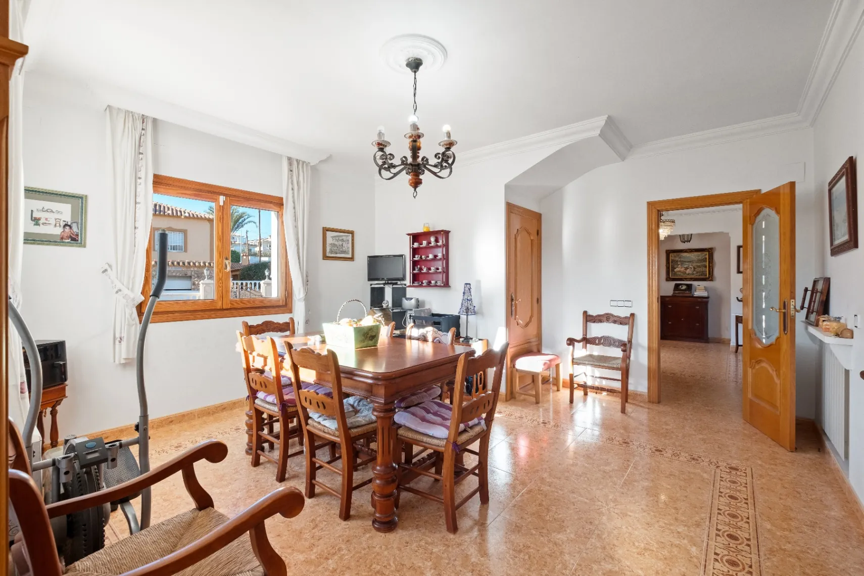 Vila amplă de familie cu apartament pentru oaspeți și vederi la munte de vânzare în Calpe.