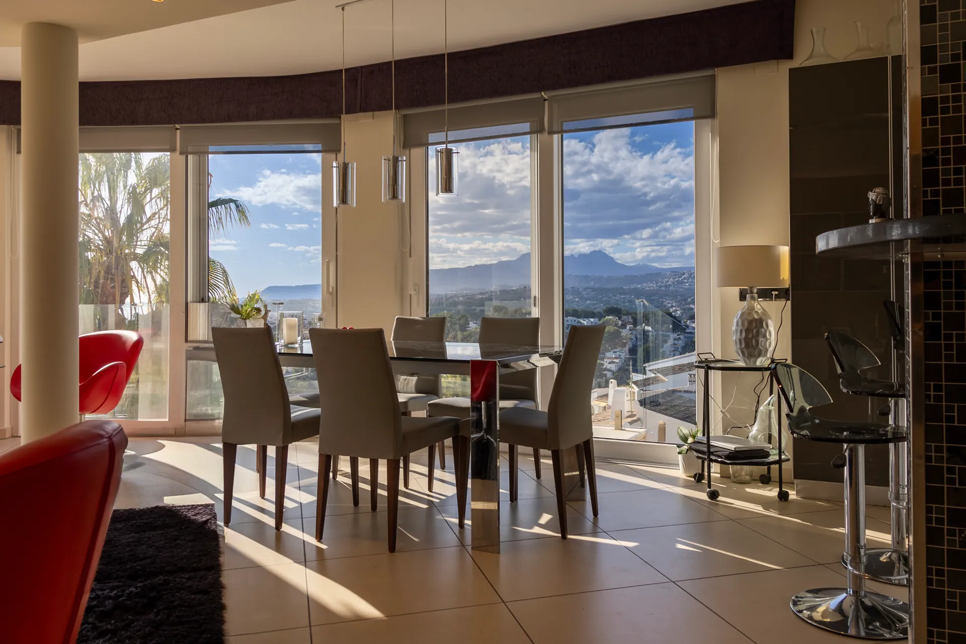 Vila de lux gata de mutat cu vederi panoramice la mare de vânzare în Moraira