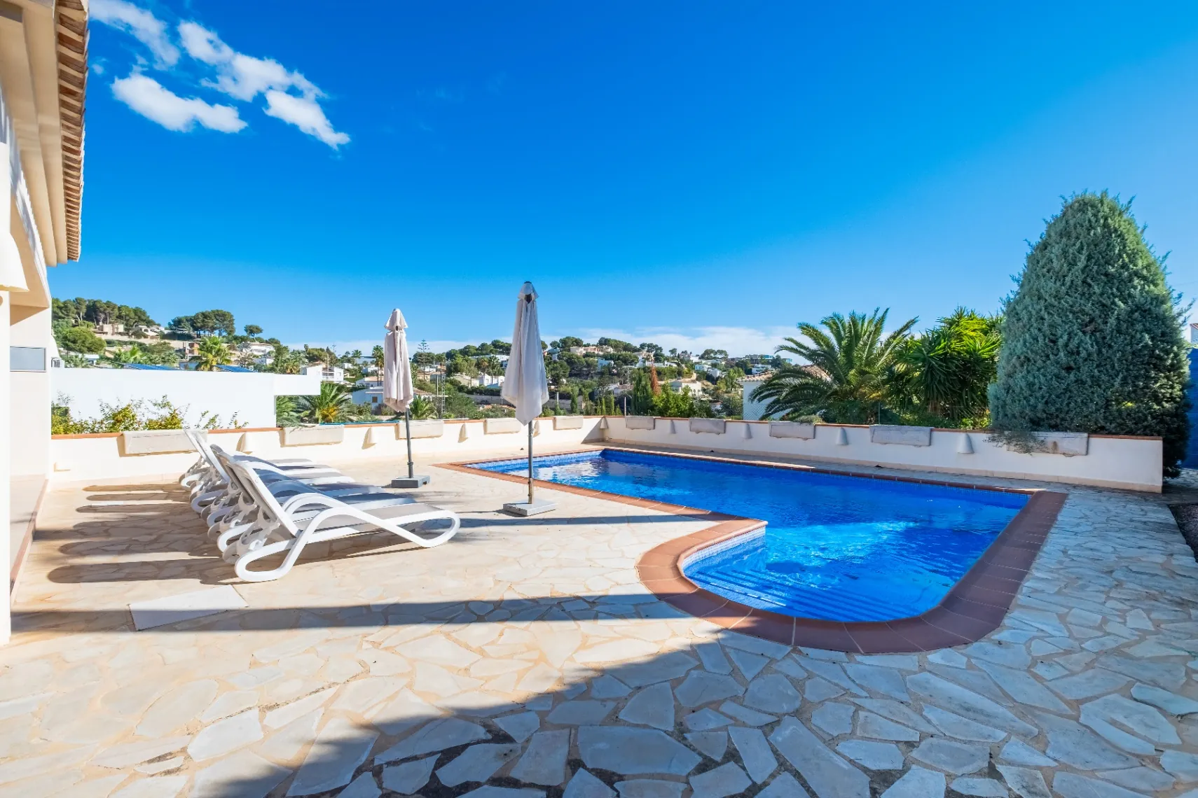 Casă mediteraneană spațioasă de vânzare cu piscină, aproape de coastă în Benissa