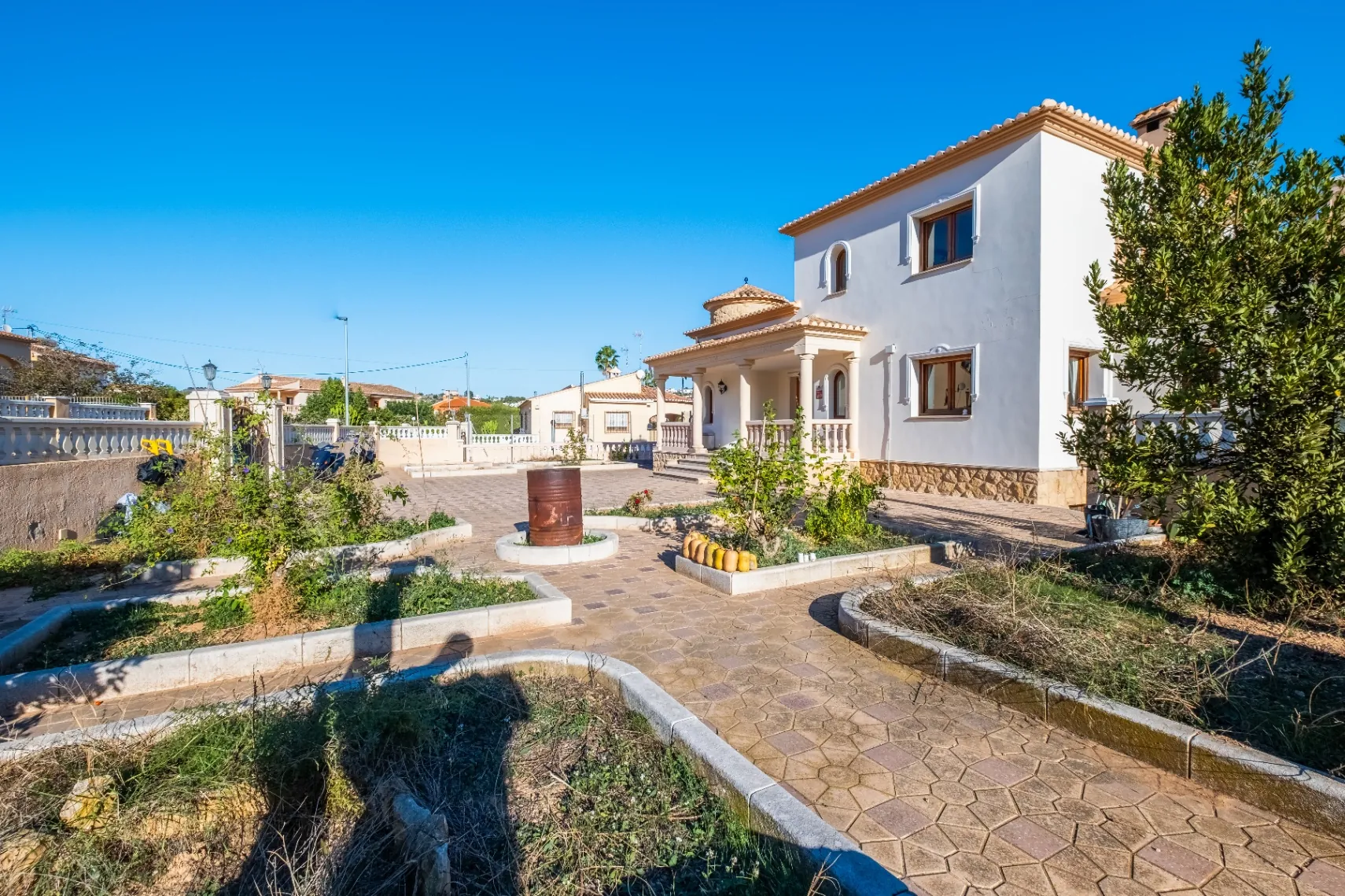 Vila amplă de familie cu apartament pentru oaspeți și vederi la munte de vânzare în Calpe.