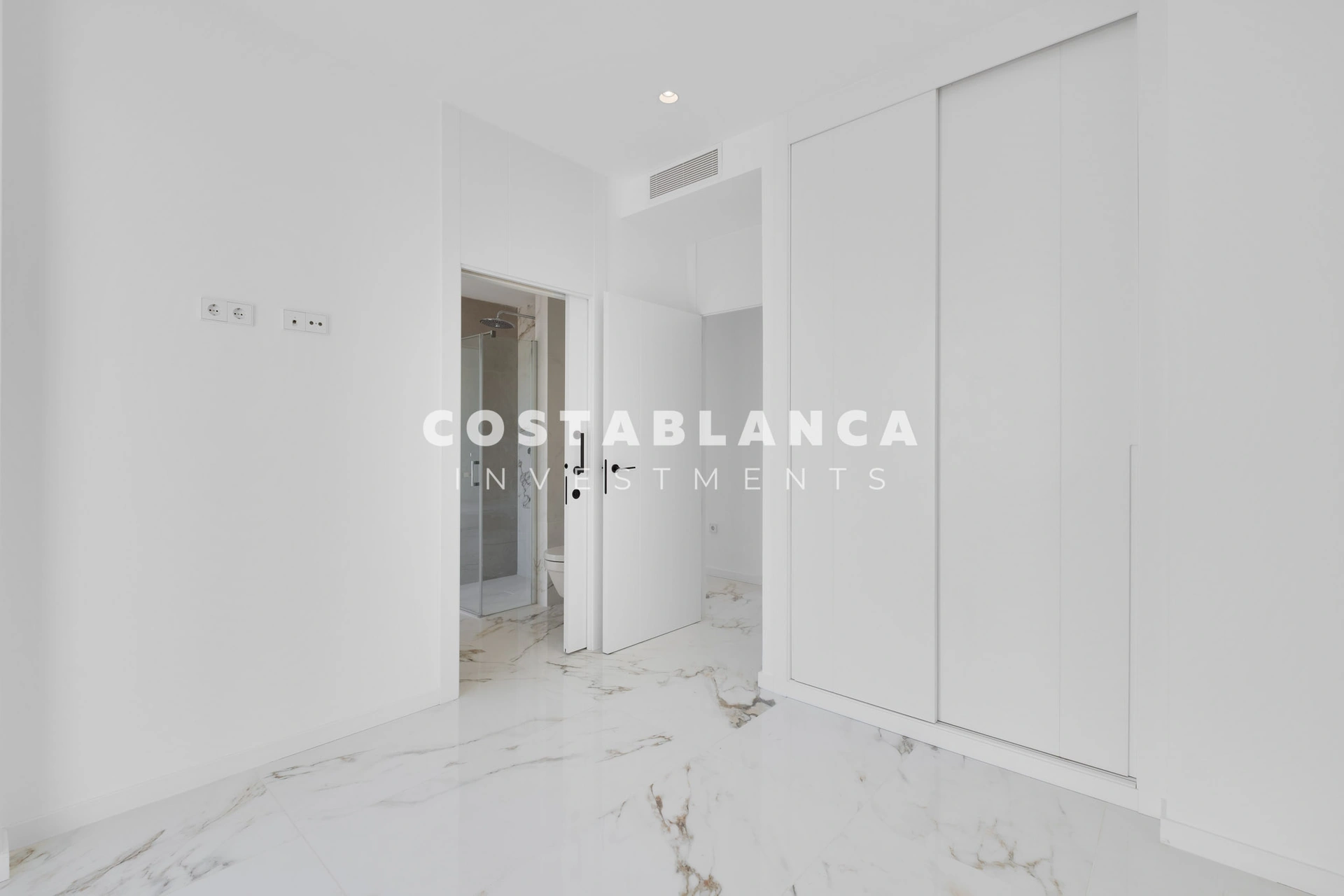 Exceptional apartment on the front line of the Mediterranean with panoramic sea views for sale in Villajoyosa.