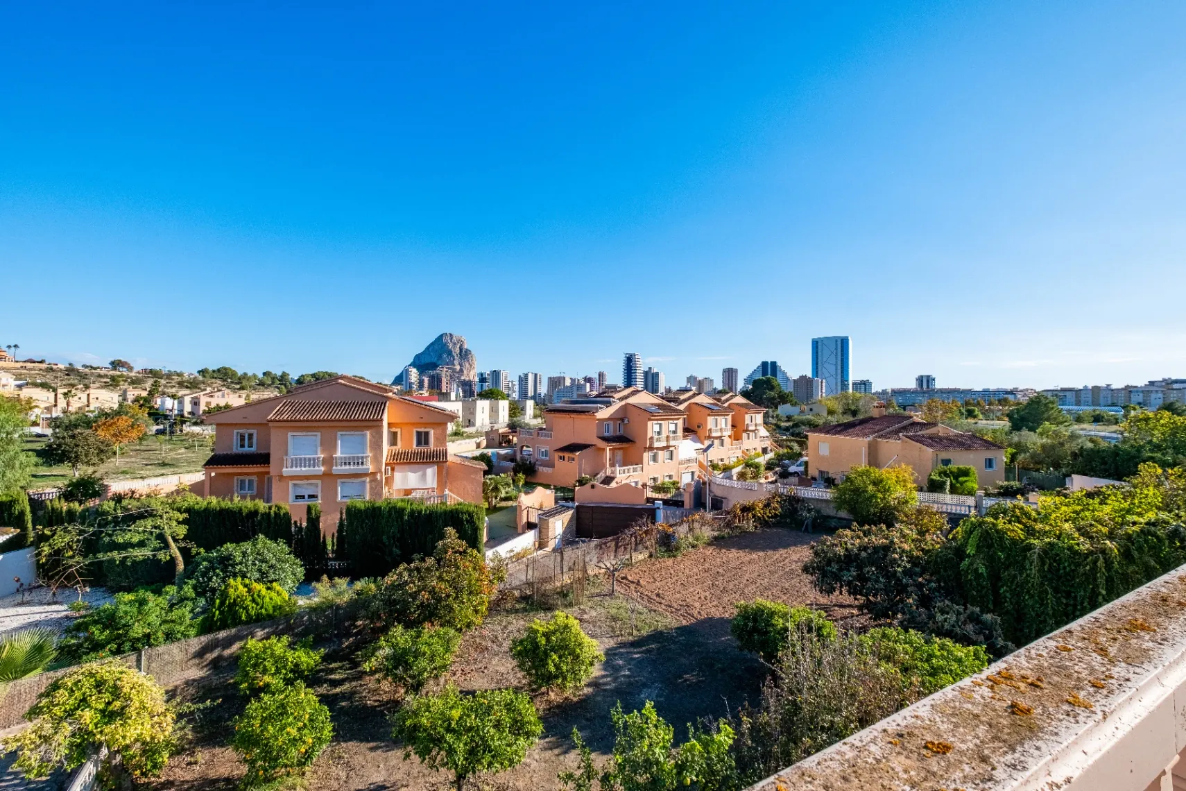 Vila amplă de familie cu apartament pentru oaspeți și vederi la munte de vânzare în Calpe.