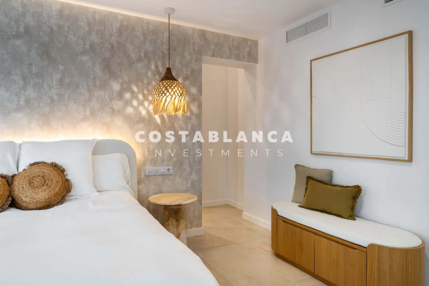 Vila modernă ibiziană cu piscină privată și terasă pe acoperiș în Altea