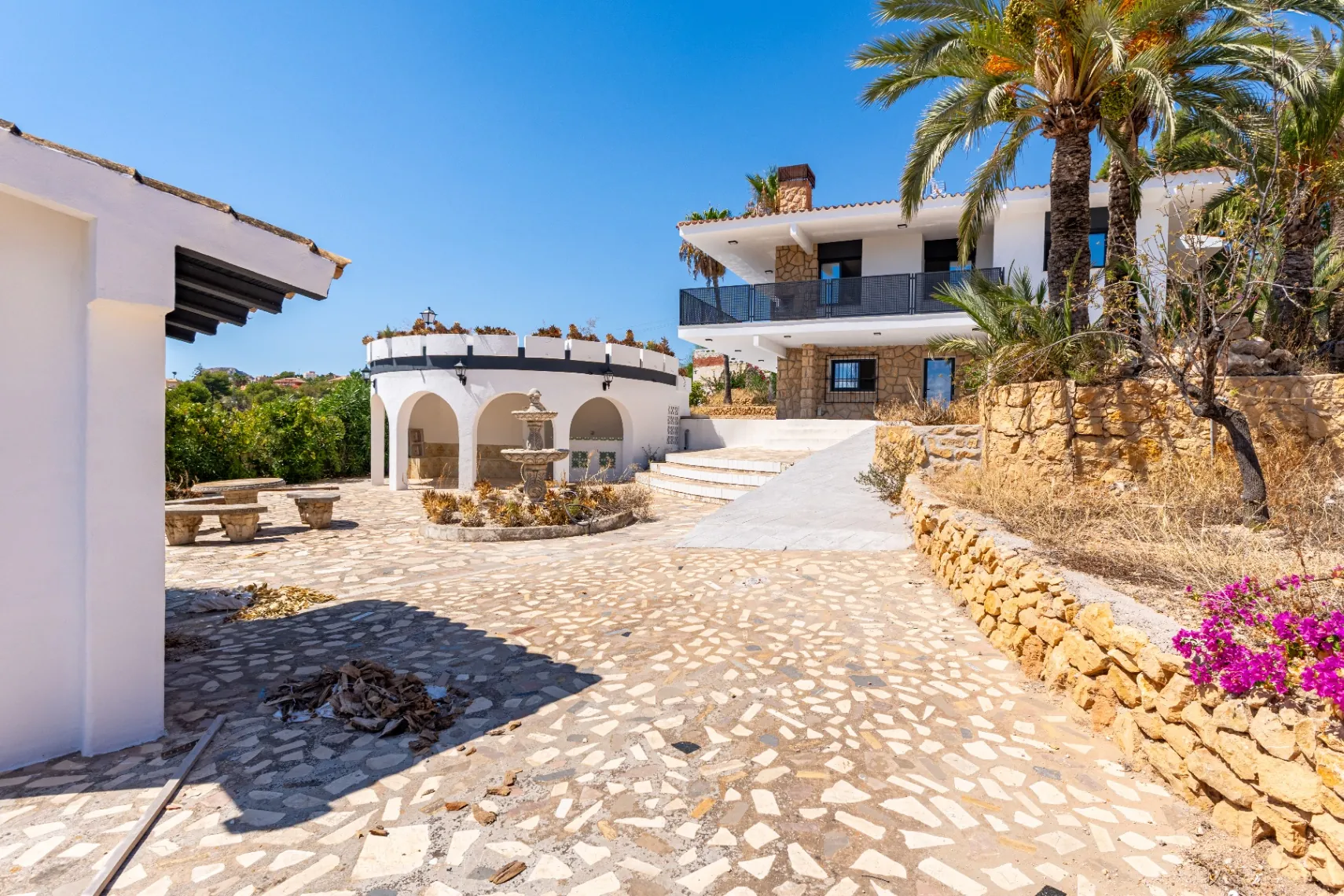 Modern and spacious villa for sale in La Nucía with large land and views.