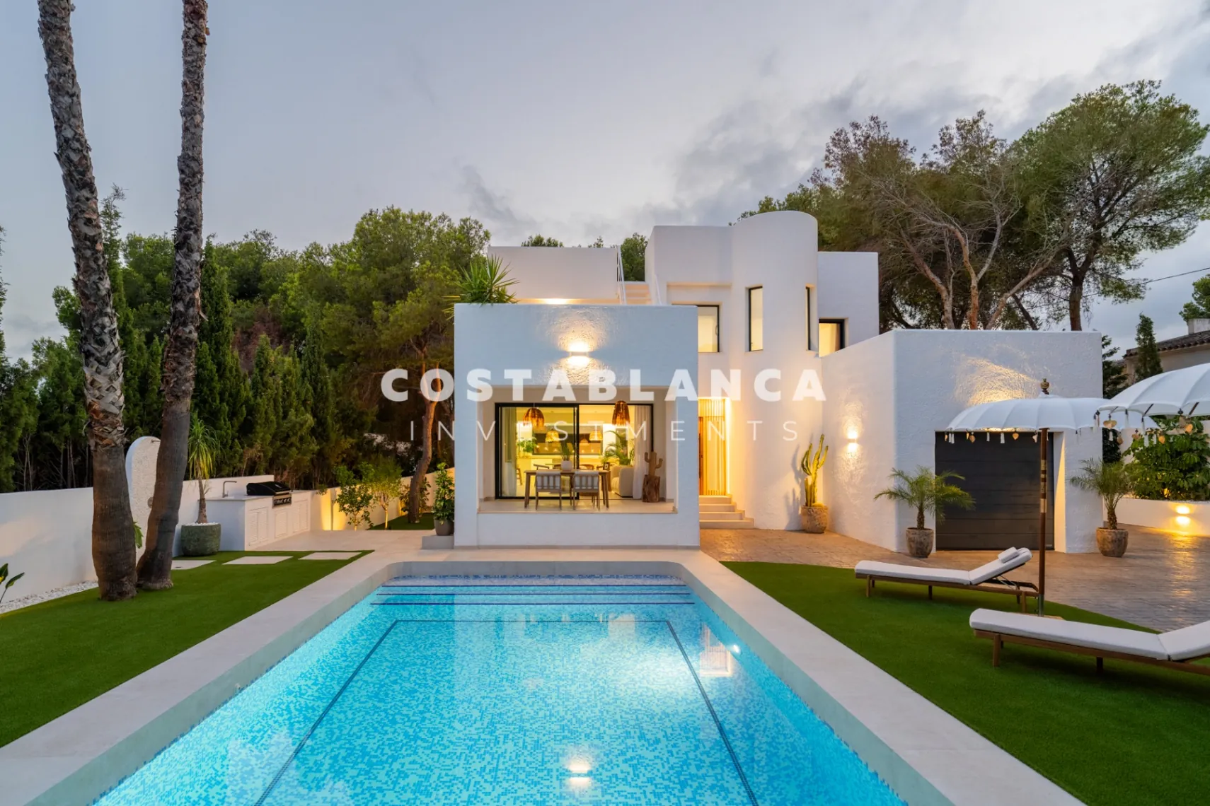 Vila modernă ibiziană cu piscină privată și terasă pe acoperiș în Altea