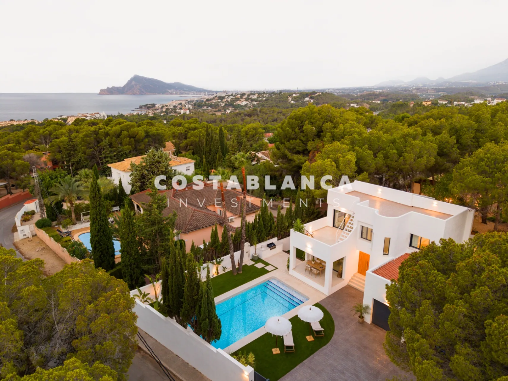 Vila modernă ibiziană cu piscină privată și terasă pe acoperiș în Altea