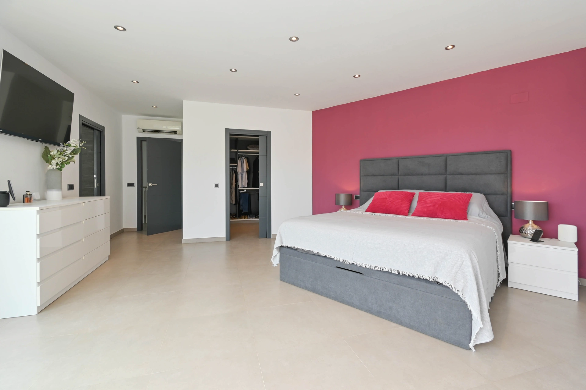 Vila contemporană cu piscină și jacuzzi de vânzare în Moraira