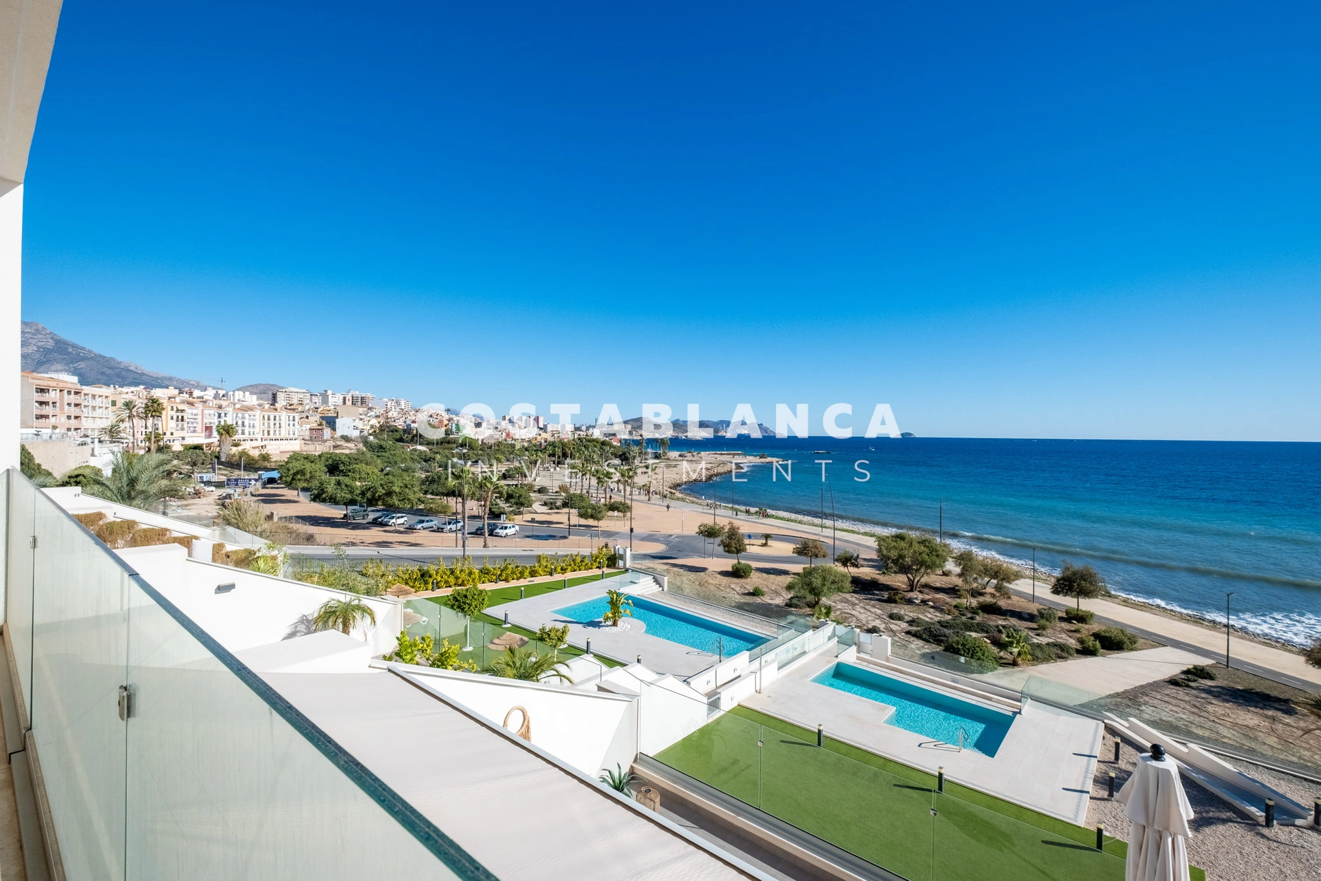 Exceptional apartment on the front line of the Mediterranean with panoramic sea views for sale in Villajoyosa.