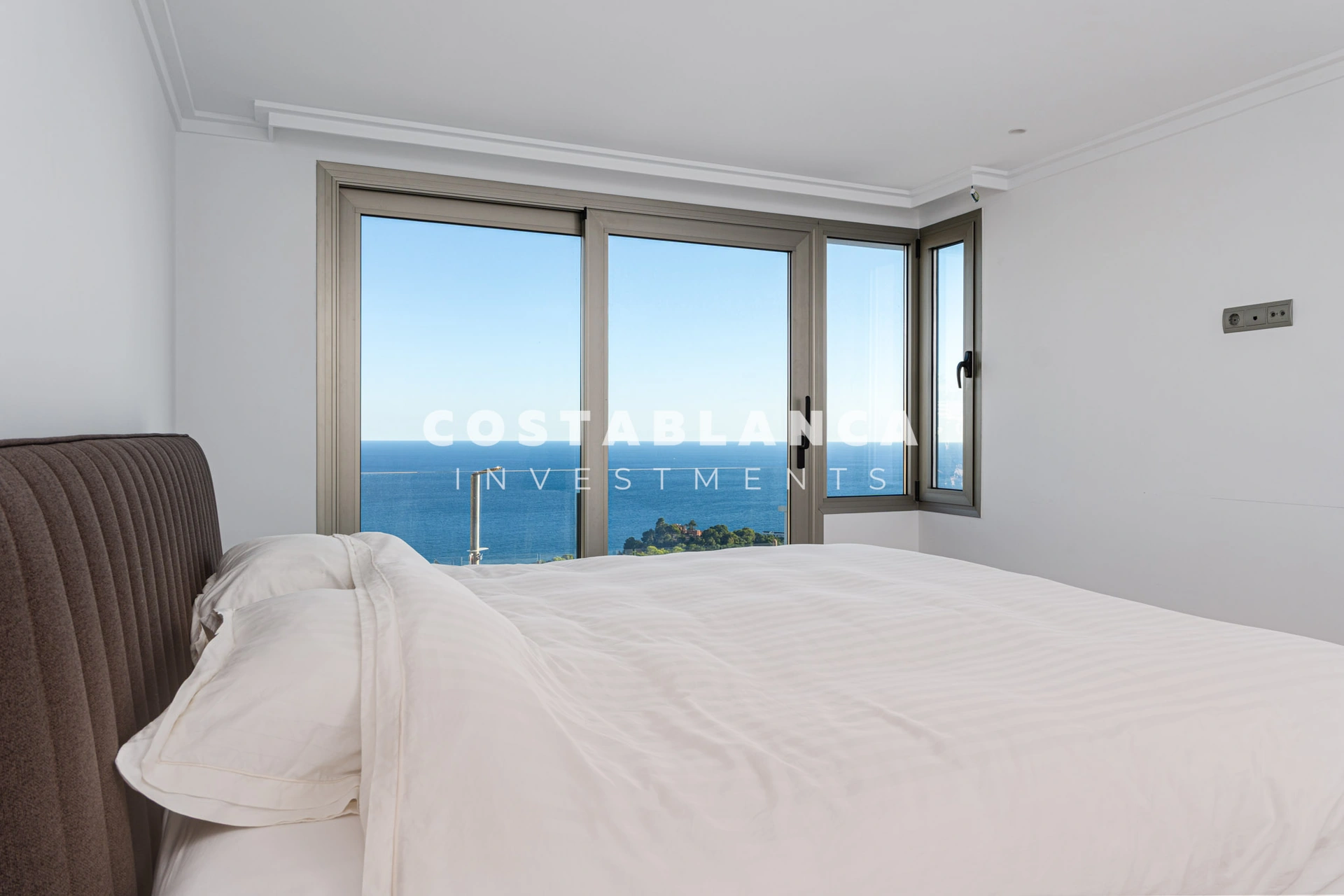 Vila de lux contemporană cu vederi panoramice la Mediterană de vânzare în Altea